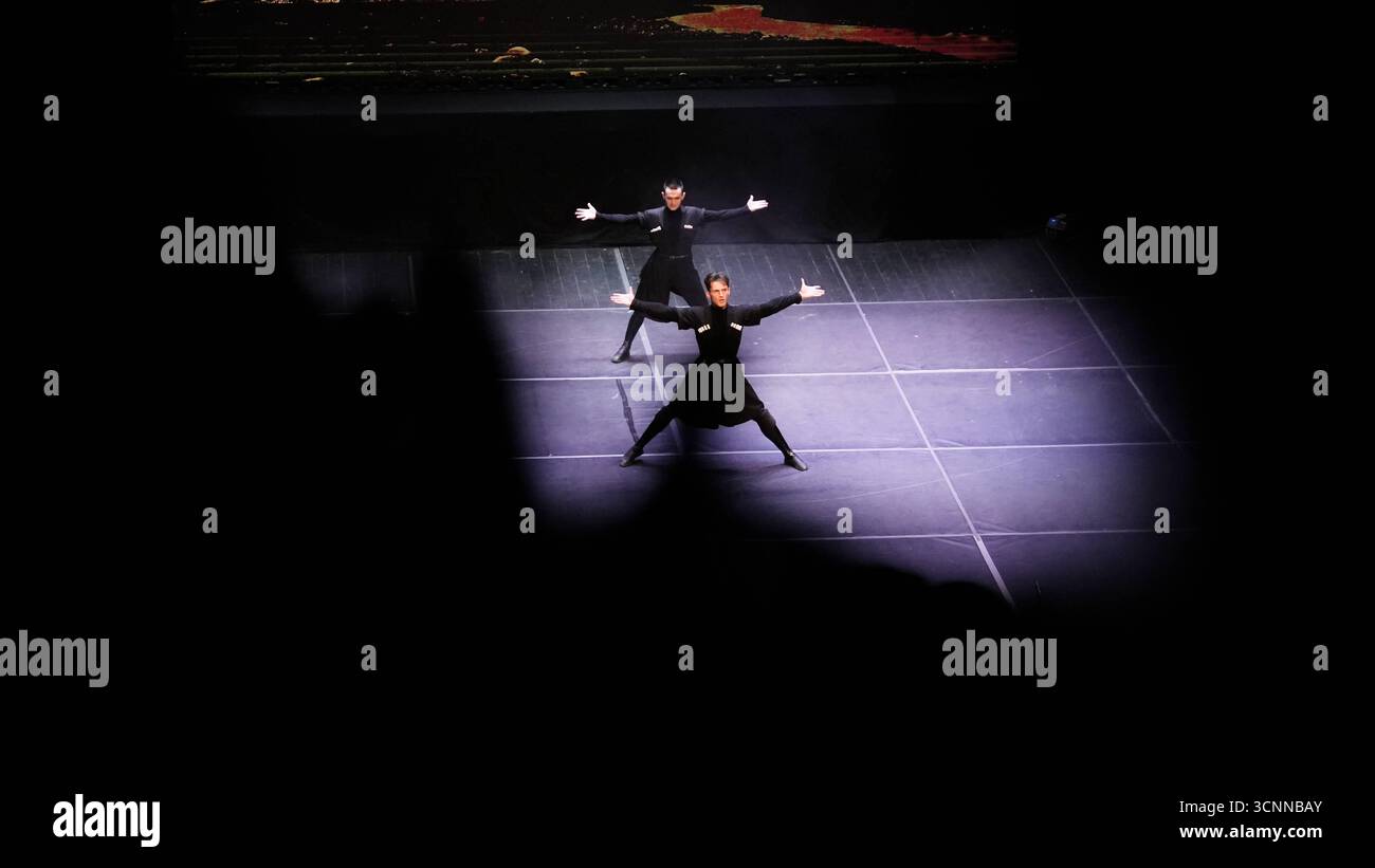 Il fuoco dell'Anatolia o Anadolu AteÅüi si esibiscono con scene di danza tradizionali e contemporanee che celebrano il patrimonio anatolico i ballerini maschi del fuoco dell'Anatolia eseguono la tradizionale danza Lezginka a Gaziantep, mostrando salti energetici, giri veloci e potenti gesti. La danza popolare caucasica è ampiamente riconosciuta in Georgia e nella parte orientale del Türkiye. Gaziantep Türkiye Copyright: XMohammadxBashirxAldaherx Foto Stock