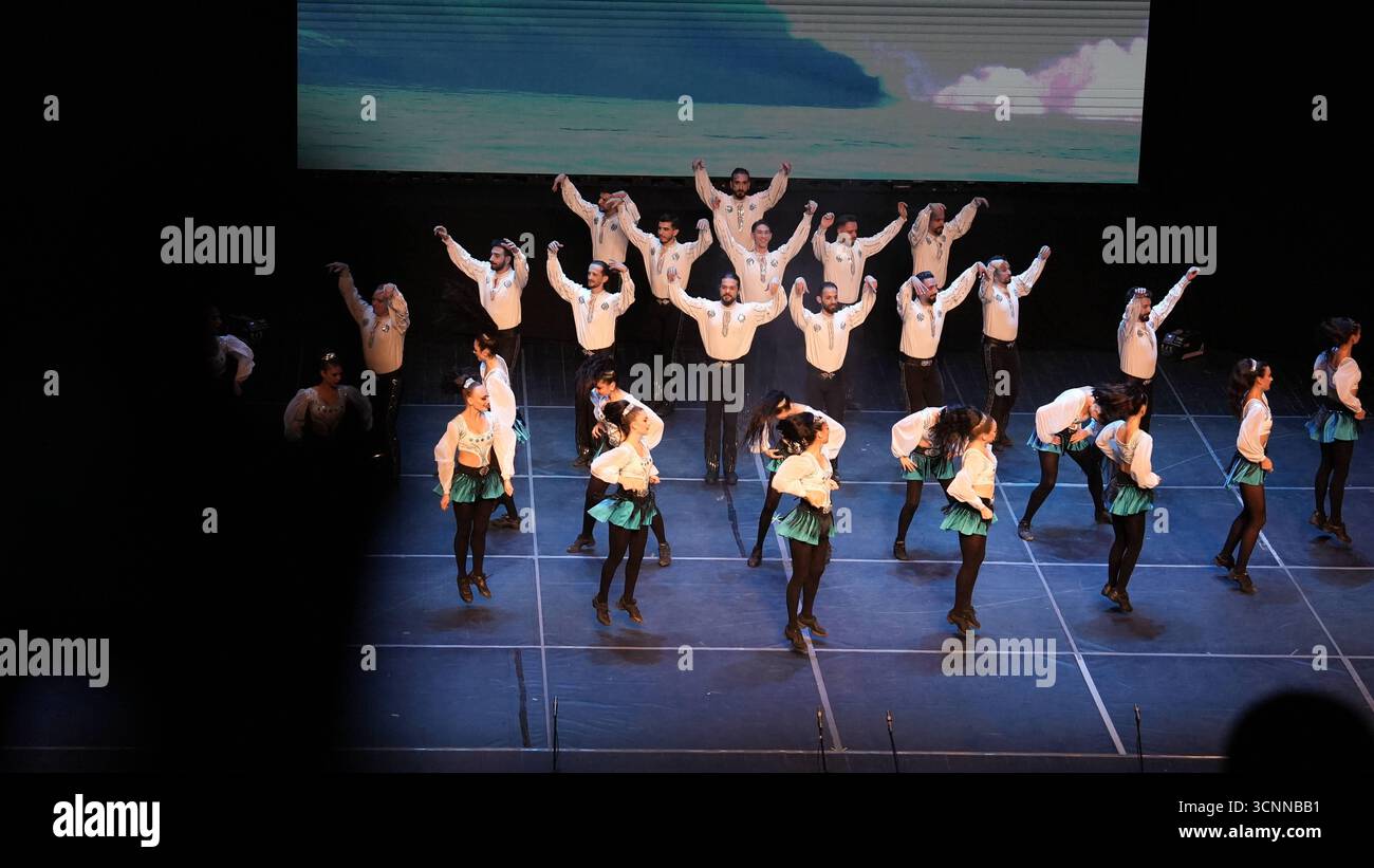 Il fuoco dell'Anatolia o Anadolu AteÅüi si esibiscono con scene di danza tradizionali e contemporanee che celebrano il patrimonio anatolico i ballerini del fuoco dell'Anatolia eseguono una varietà di coreografie teatrali in costumi tradizionali anatolici. La troupe è uno dei più grandi gruppi di danza del mondo, con 120 membri, e detiene diversi Guinness dei primati. Gaziantep Türkiye Copyright: XMohammadxBashirxAldaherx Foto Stock