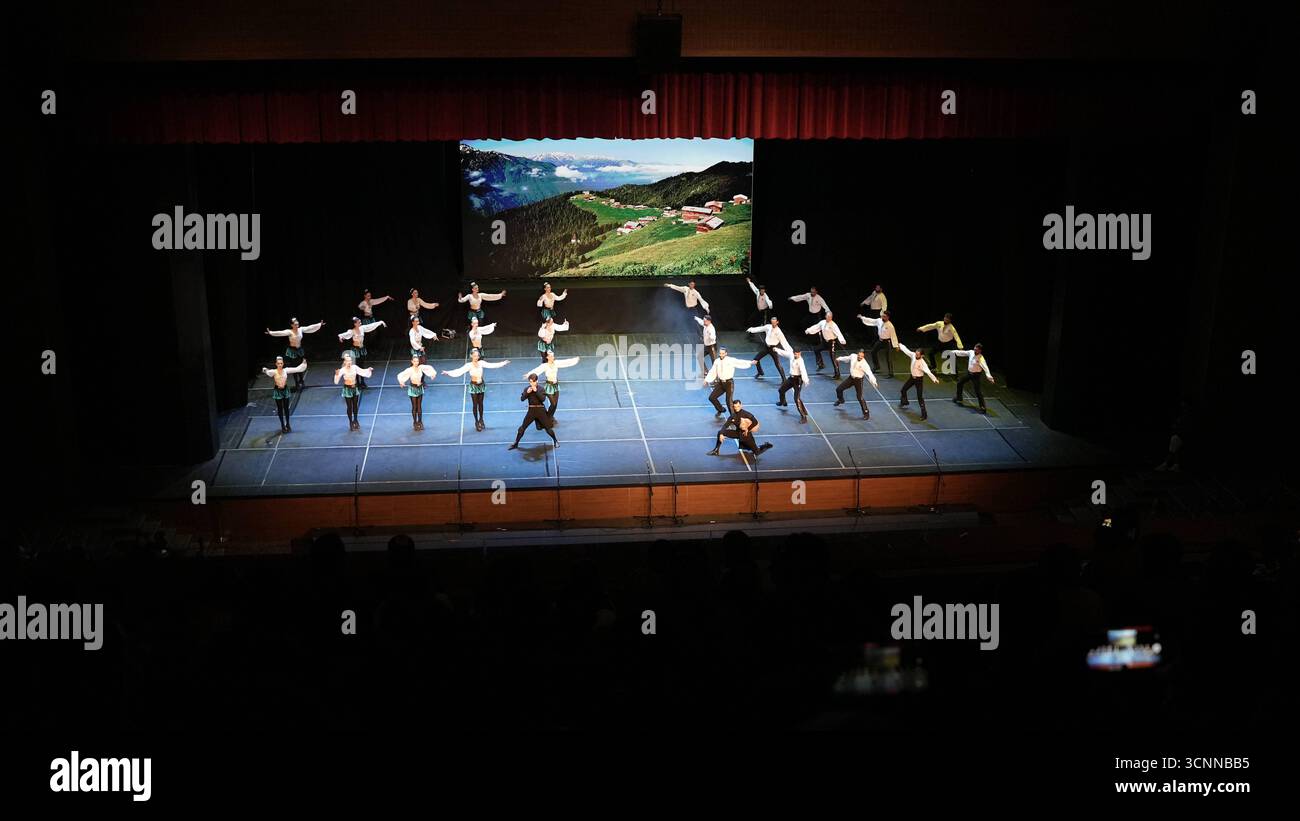 Il fuoco dell'Anatolia o Anadolu AteÅüi si esibiscono con scene di danza tradizionali e contemporanee che celebrano il patrimonio anatolico i ballerini del fuoco dell'Anatolia eseguono una varietà di coreografie teatrali in costumi tradizionali anatolici. La troupe è uno dei più grandi gruppi di danza del mondo, con 120 membri, e detiene diversi Guinness dei primati. Gaziantep Türkiye Copyright: XMohammadxBashirxAldaherx Foto Stock