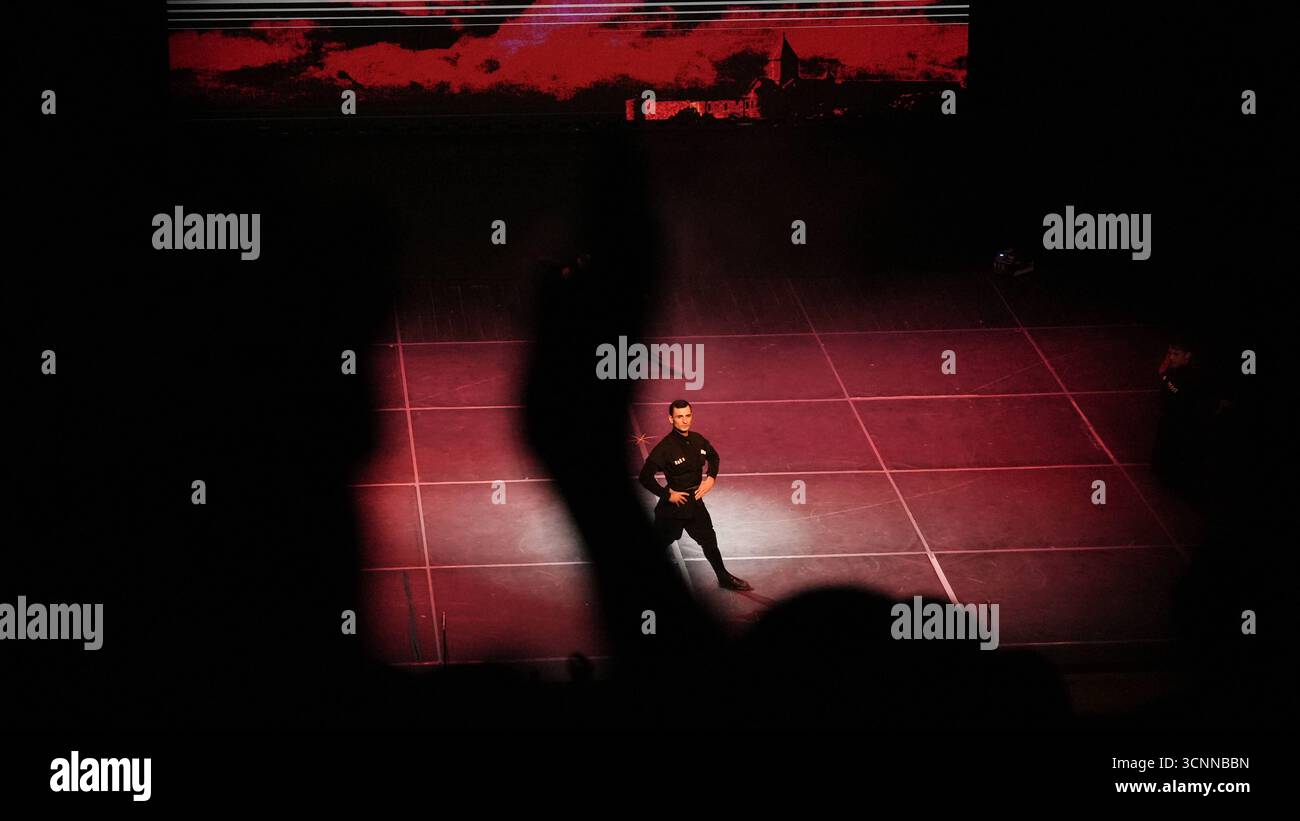 Il fuoco dell'Anatolia o Anadolu AteÅüi si esibiscono con scene di danza tradizionali e contemporanee che celebrano il patrimonio anatolico i ballerini maschi del fuoco dell'Anatolia eseguono la tradizionale danza Lezginka a Gaziantep, mostrando salti energetici, giri veloci e potenti gesti. La danza popolare caucasica è ampiamente riconosciuta in Georgia e nella parte orientale del Türkiye. Gaziantep Türkiye Copyright: XMohammadxBashirxAldaherx Foto Stock