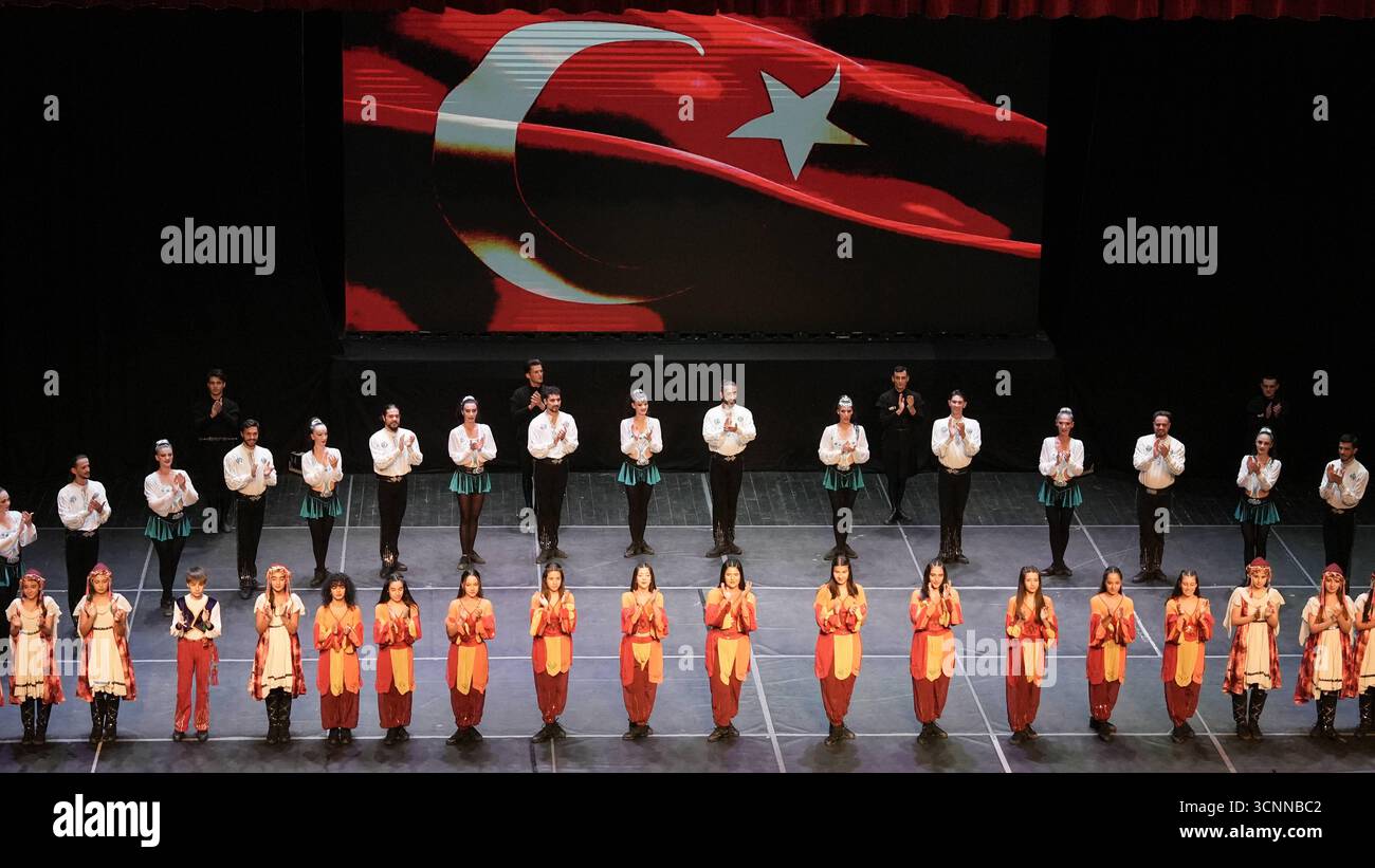 Il fuoco dell'Anatolia o Anadolu AteÅüi si esibiscono con scene di danza tradizionali e contemporanee che celebrano il patrimonio anatolico i ballerini del fuoco dell'Anatolia eseguono una varietà di coreografie teatrali in costumi tradizionali anatolici. La troupe è uno dei più grandi gruppi di danza del mondo, con 120 membri, e detiene diversi Guinness dei primati. Gaziantep Türkiye Copyright: XMohammadxBashirxAldaherx Foto Stock