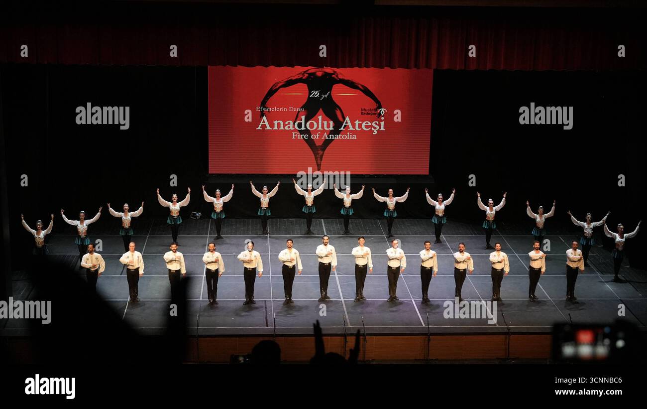 Il fuoco dell'Anatolia o Anadolu AteÅüi si esibiscono con scene di danza tradizionali e contemporanee che celebrano il patrimonio anatolico i ballerini del fuoco dell'Anatolia eseguono una varietà di coreografie teatrali in costumi tradizionali anatolici. La troupe è uno dei più grandi gruppi di danza del mondo, con 120 membri, e detiene diversi Guinness dei primati. Gaziantep Türkiye Copyright: XMohammadxBashirxAldaherx Foto Stock
