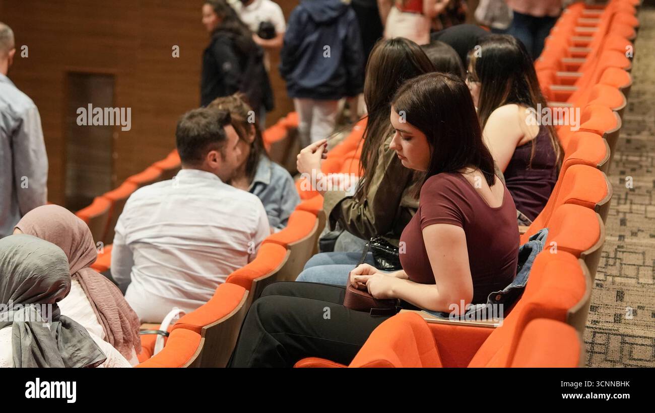 Il fuoco dell'Anatolia o Anadolu AteÅüi si esibisce con scene di danza tradizionali e contemporanee che celebrano il patrimonio anatolico i membri del pubblico si riuniscono all'interno del teatro prima dell'inizio dello spettacolo fuoco dell'Anatolia a Gaziantep. L'ensemble di danza turca, fondato da Mustafa ErdoÄüan, è uno dei più grandi al mondo con più di 120 ballerini. Gaziantep Türkiye Copyright: XMohammadxBashirxAldaherx Foto Stock