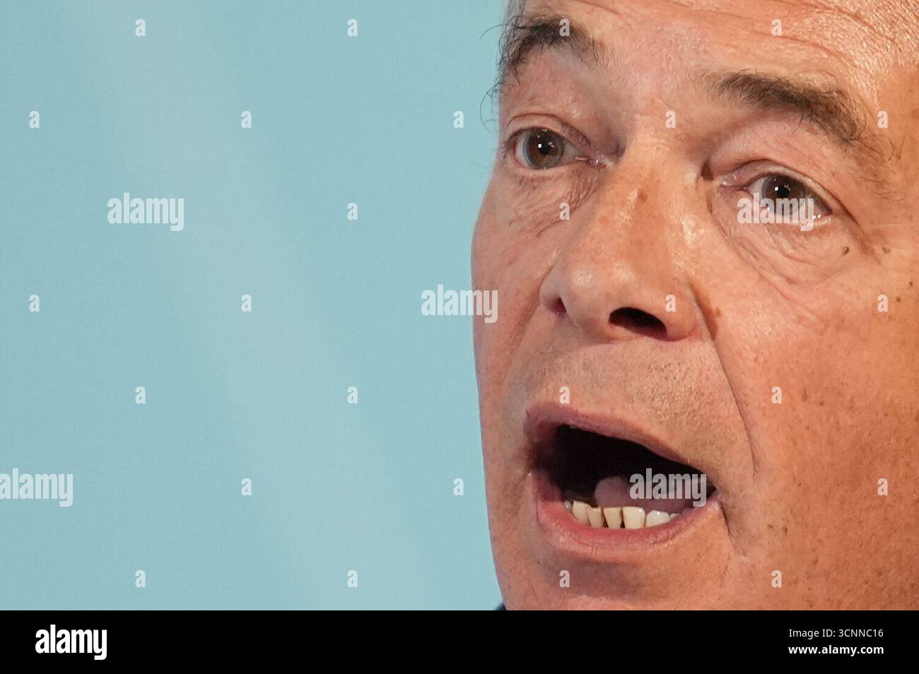 Il leader del partito Nigel Farage durante una conferenza stampa Reform UK al Royal Horseguards Hotel di Londra. Data foto: Lunedì 22 settembre 2025. Foto Stock