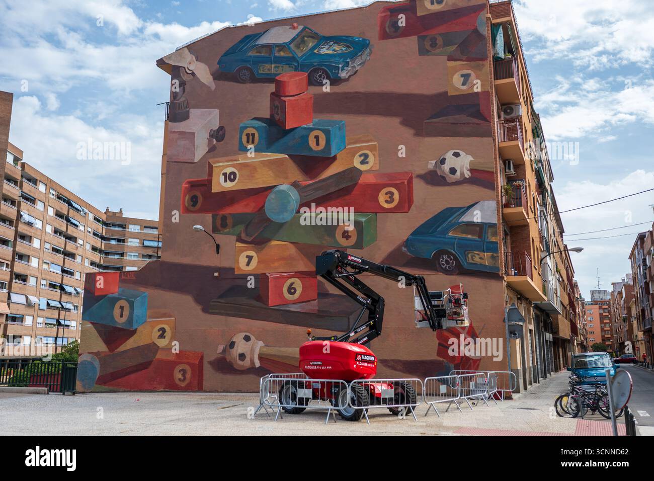 Intervento artistico su un murale dell'artista croato Tomislav Lončarić, noto artisticamente come Lonac, in occasione del Festival dell'salto di Saragozza, Foto Stock