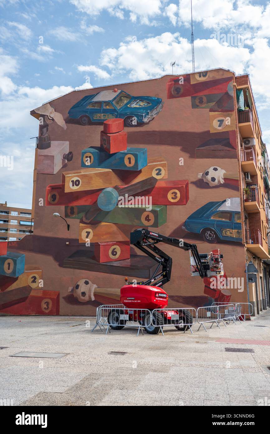 Intervento artistico su un murale dell'artista croato Tomislav Lončarić, noto artisticamente come Lonac, in occasione del Festival dell'salto di Saragozza, Foto Stock