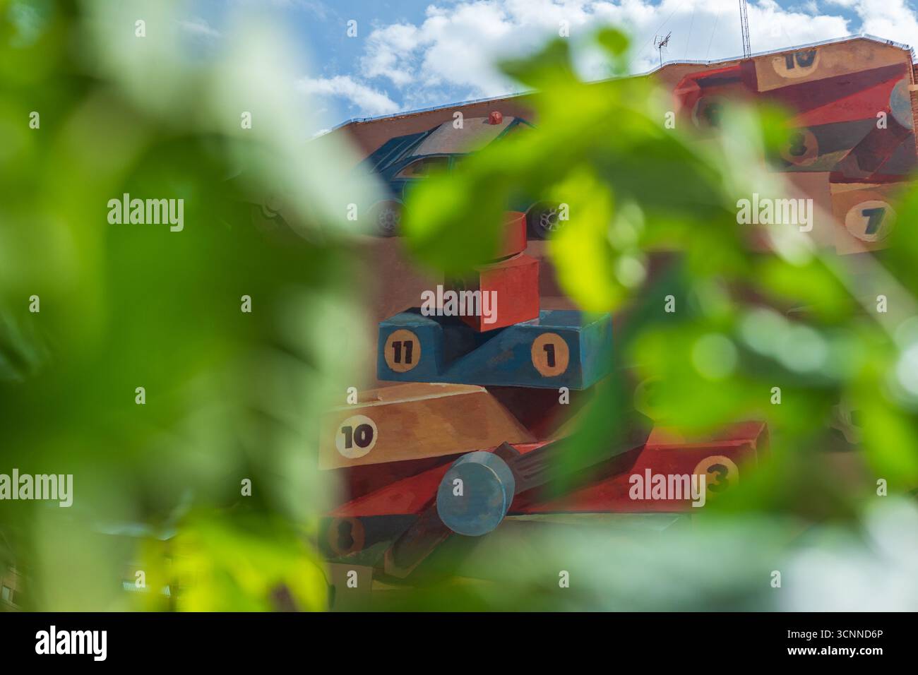 Intervento artistico su un murale dell'artista croato Tomislav Lončarić, noto artisticamente come Lonac, in occasione del Festival dell'salto di Saragozza, Foto Stock