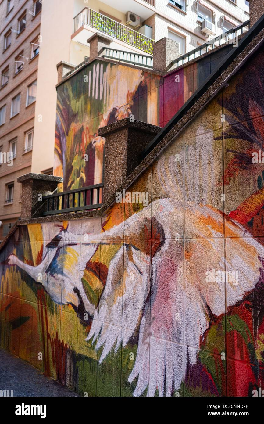 Intervento artistico su un murale dell'artista Raquel Coba, in occasione dell'Asalto Festival, Saragozza, Spagna Foto Stock