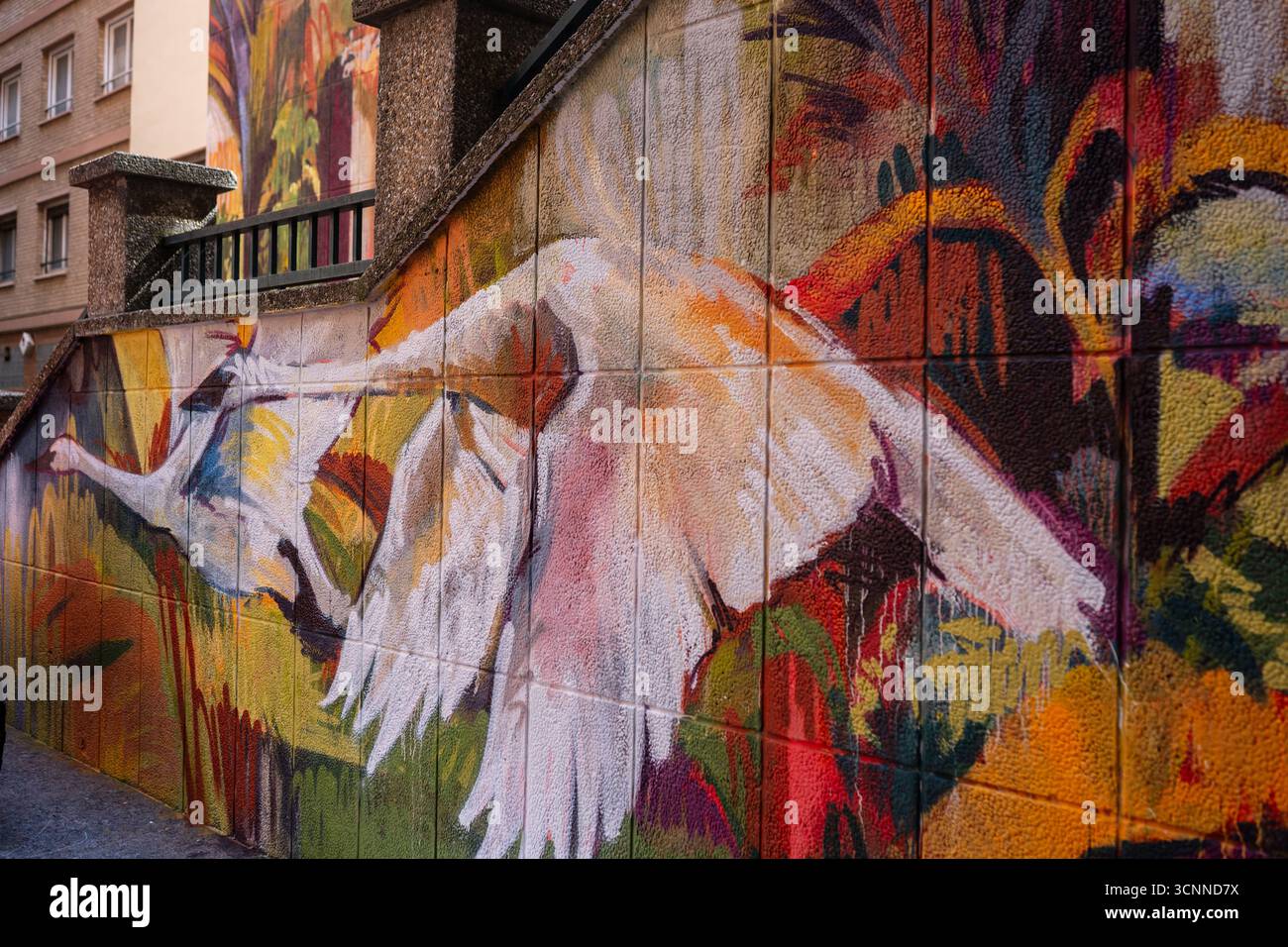 Intervento artistico su un murale dell'artista Raquel Coba, in occasione dell'Asalto Festival, Saragozza, Spagna Foto Stock