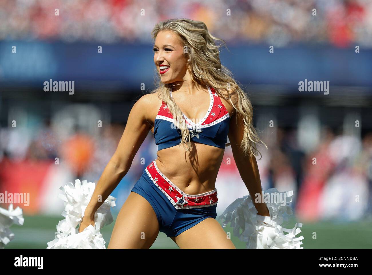 Foxborough, Massachusetts, Stati Uniti. 21 settembre 2025. MA, USA; cheerleader dei New England Patriots durante la partita NFL tra Pittsburgh Steelers e New England Patriots al Gillette Stadium di Foxborough, Massachusetts. Crediti: csm/Alamy Live News Foto Stock