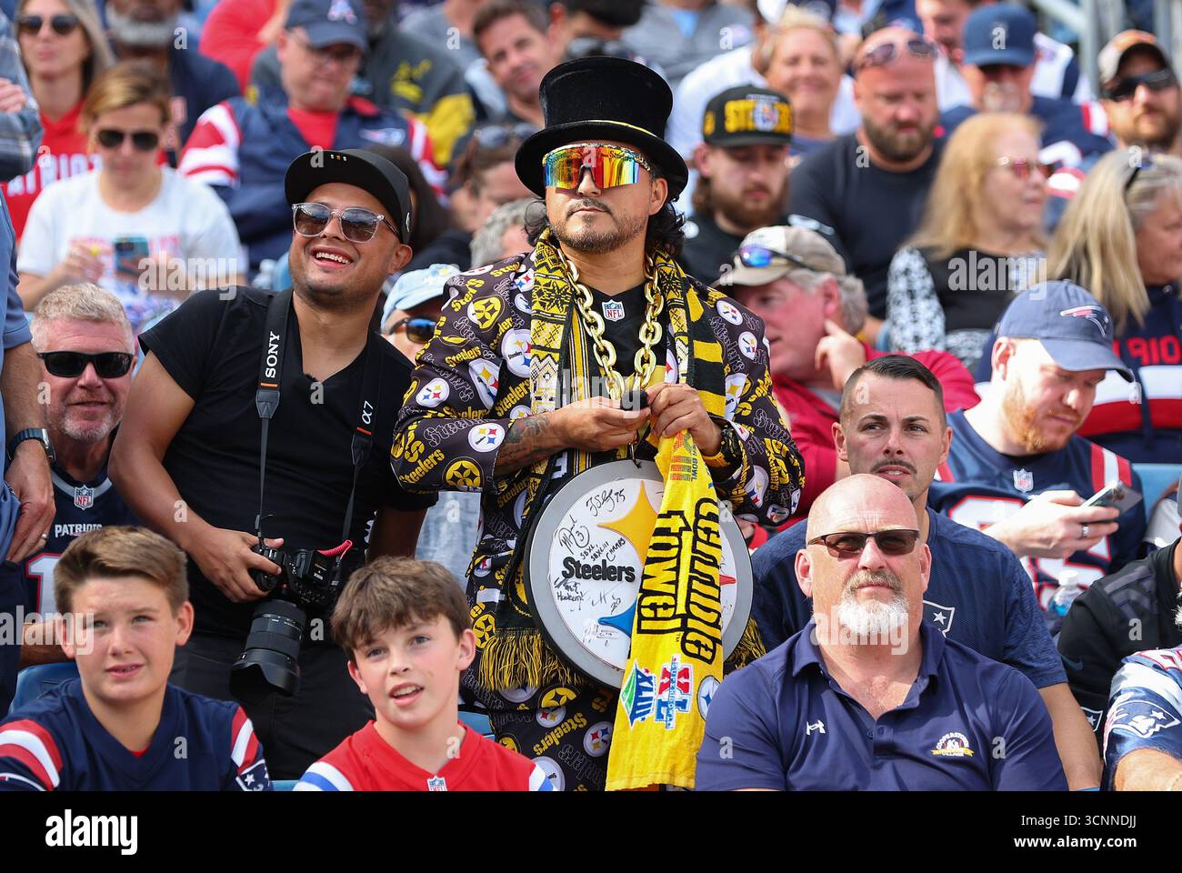 Foxborough, Massachusetts, Stati Uniti. 21 settembre 2025. MA, USA; Un tifoso dei Pittsburgh Steelers durante la partita NFL tra Pittsburgh Steelers e New England Patriots al Gillette Stadium di Foxborough, Massachusetts. Crediti: csm/Alamy Live News Foto Stock