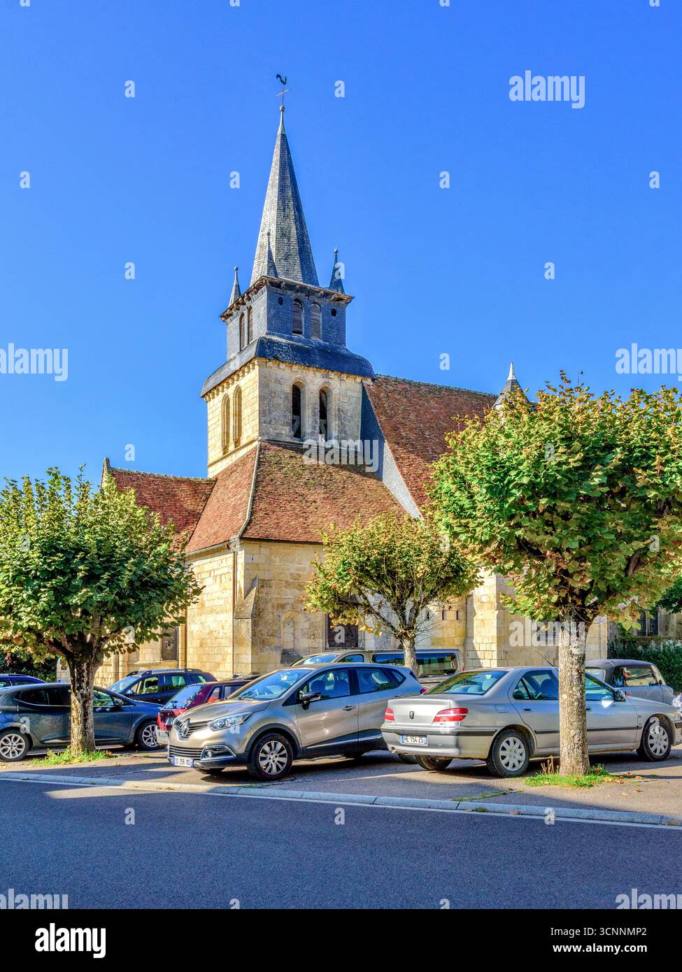 Chiesa di Saint-Gervais-Saint-Protais del XI-XVI secolo con parcheggio auto - le Grand-Pressigny, Indre-et-Loire (37), Francia. Foto Stock