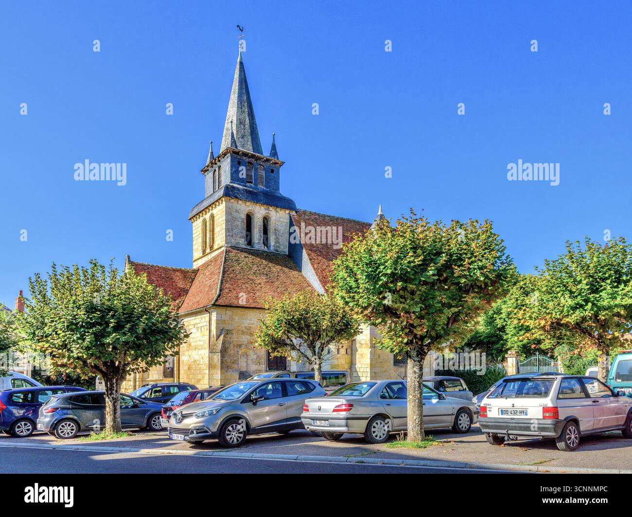 Chiesa di Saint-Gervais-Saint-Protais del XI-XVI secolo con parcheggio auto - le Grand-Pressigny, Indre-et-Loire (37), Francia. Foto Stock