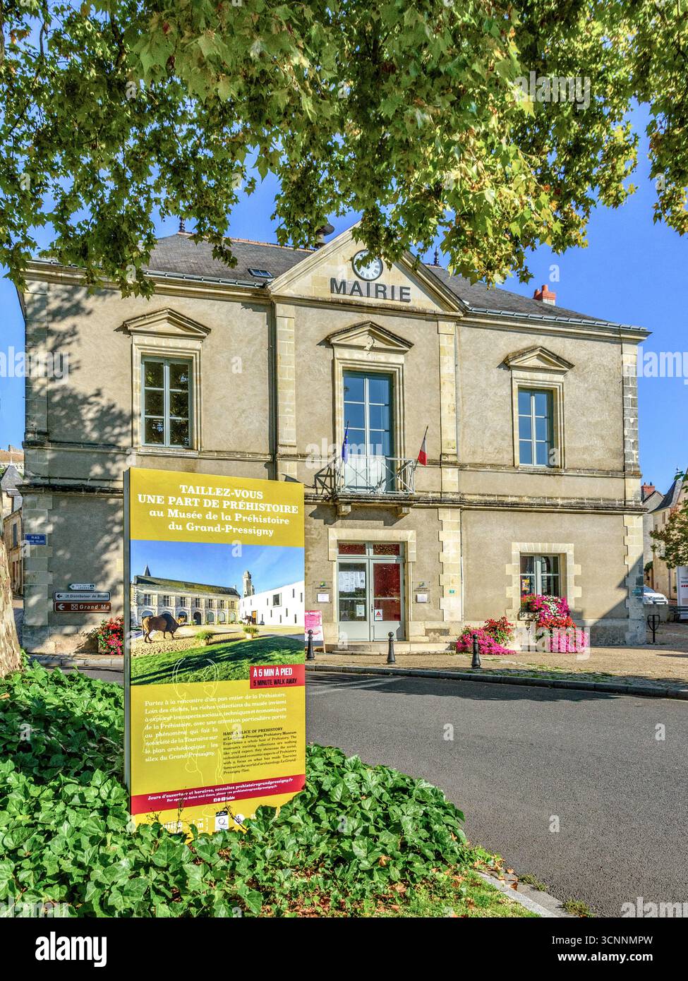 Bacheca informativa di fronte al mairie/municipio - le Grand-Pressigny, Indre-et-Loire (37), Francia. Foto Stock