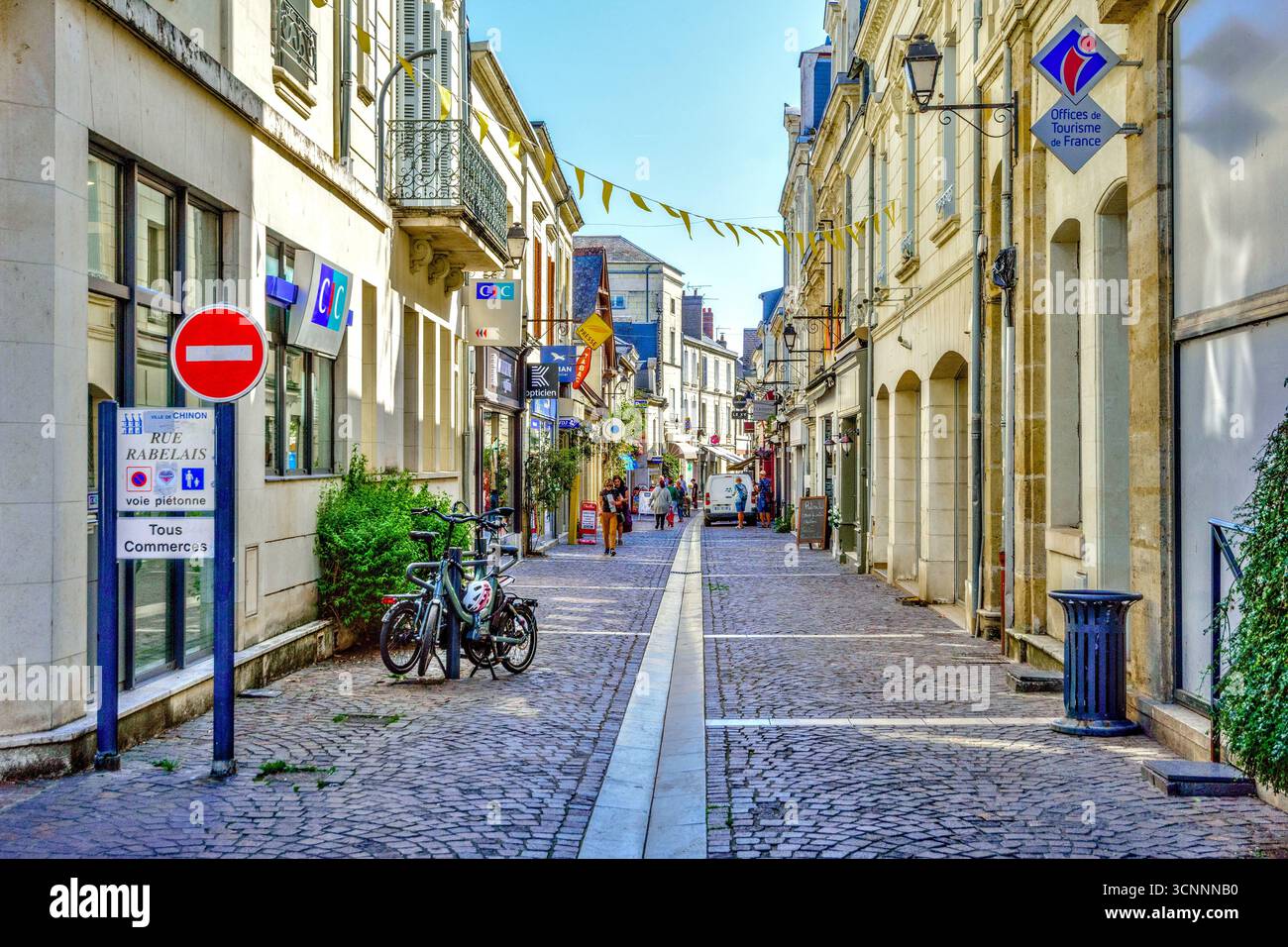 Vista su Rue Rabelais nel centro commerciale di Chinon, Indre-et-Loire (37), Francia. Foto Stock