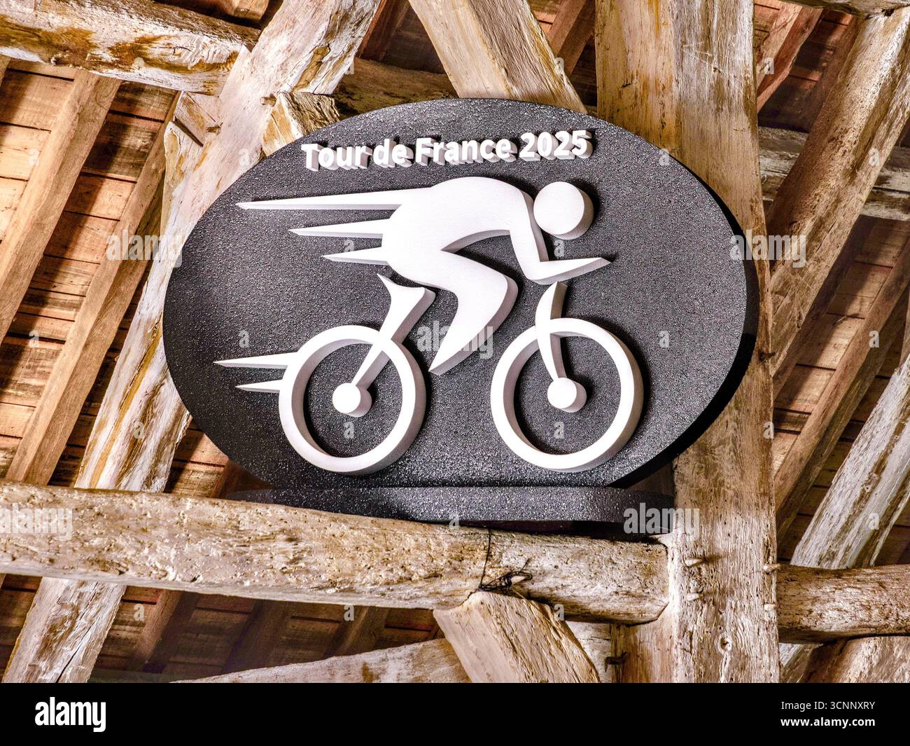 Simbolo in polistirene espanso collocato nel mercato che celebra il Tour de France del 2025 passando per la città - Richlieu, Indre-et-Loire (37), Francia. Foto Stock