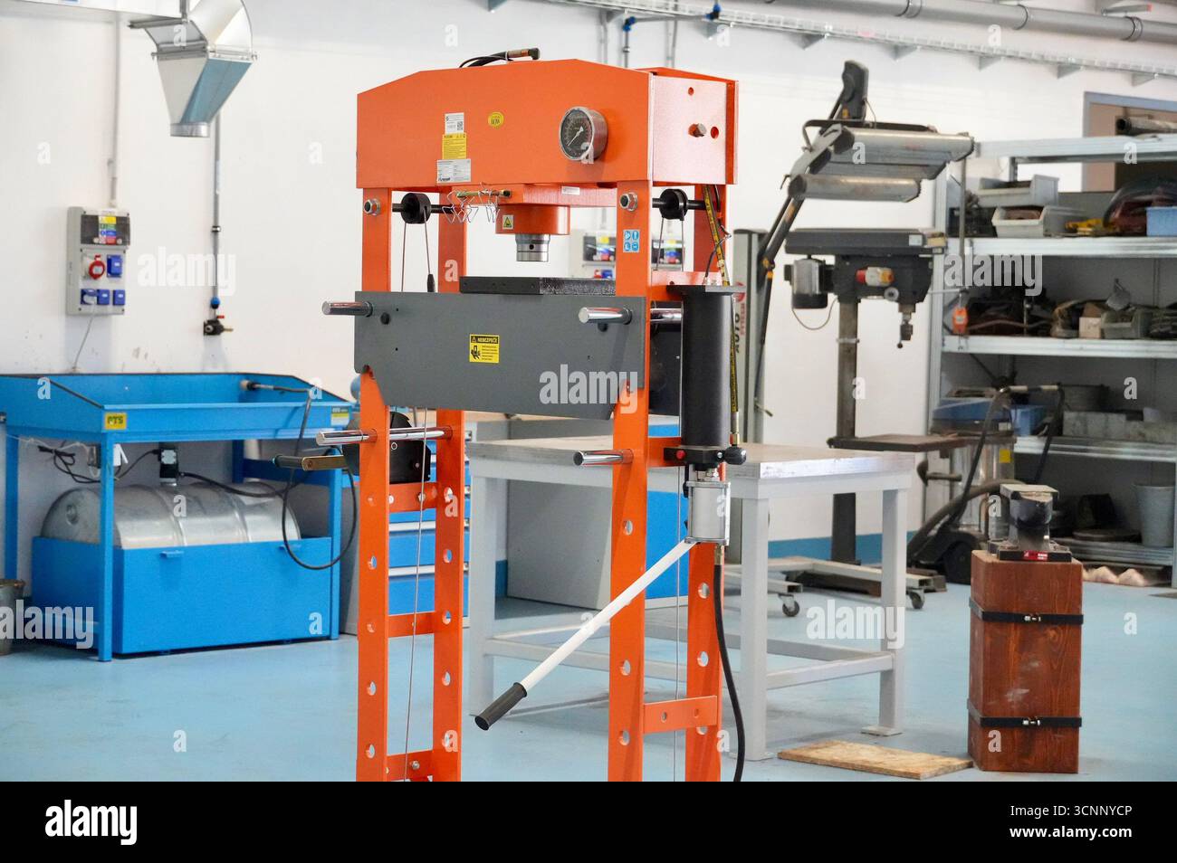 Linea di produzione della fresatrice CNC. Background industriale. Foto Stock