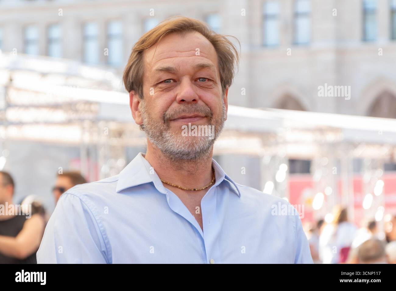 Ritratto di un uomo adulto sicuro di sé nella piazza della città Foto Stock