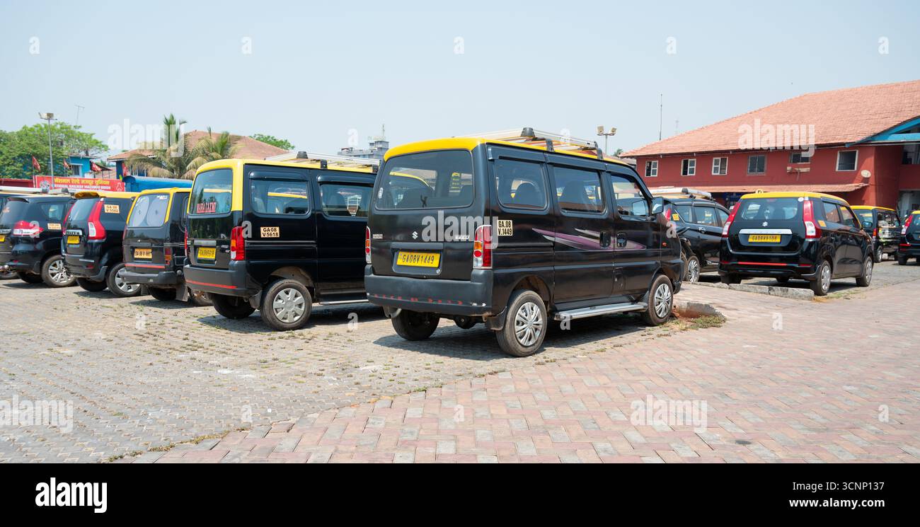 I taxi di Suzuki Maruti si trovano su un parcheggio auto presso la stazione ferroviaria di Madgoan a Goa, India, trasporti, 9 marzo 2025 Foto Stock