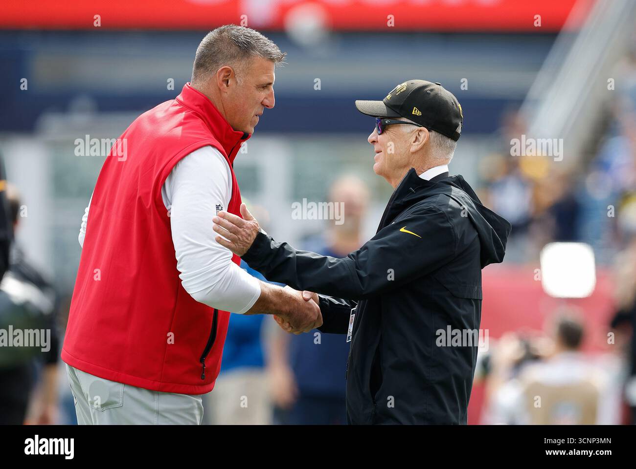 Foxborough, Stati Uniti. 21 settembre 2025. 21 settembre 2025; Foxborough, ma, Stati Uniti; il capo-allenatore dei New England Patriots Mike Vrabel e il presidente dei Pittsburgh Steelers Arthur J. Rooney II si salutano prima della partita NFL tra Pittsburgh Steelers e New England Patriots al Gillette Stadium di Foxborough, Massachusetts. (Credit Image: Anthony Nesmith/Cal Sport Media/Sipa USA) (Credit Image: © Anthony Nesmith/Cal Sport Media/Sipa USA) Credit: SIPA US/Alamy Live News Foto Stock