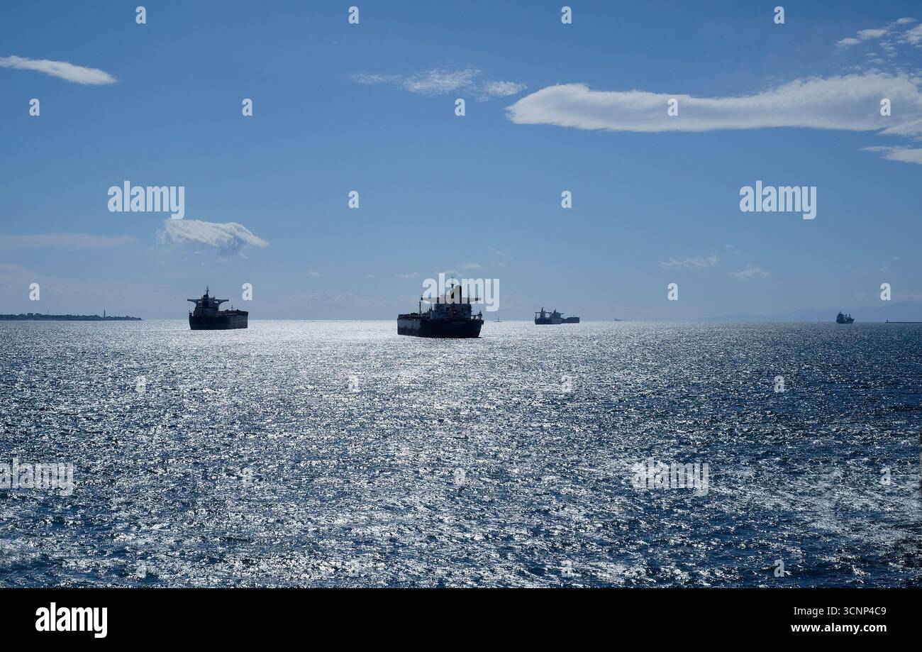 navi in partenza dal porto di taranto, puglia, italia Foto Stock