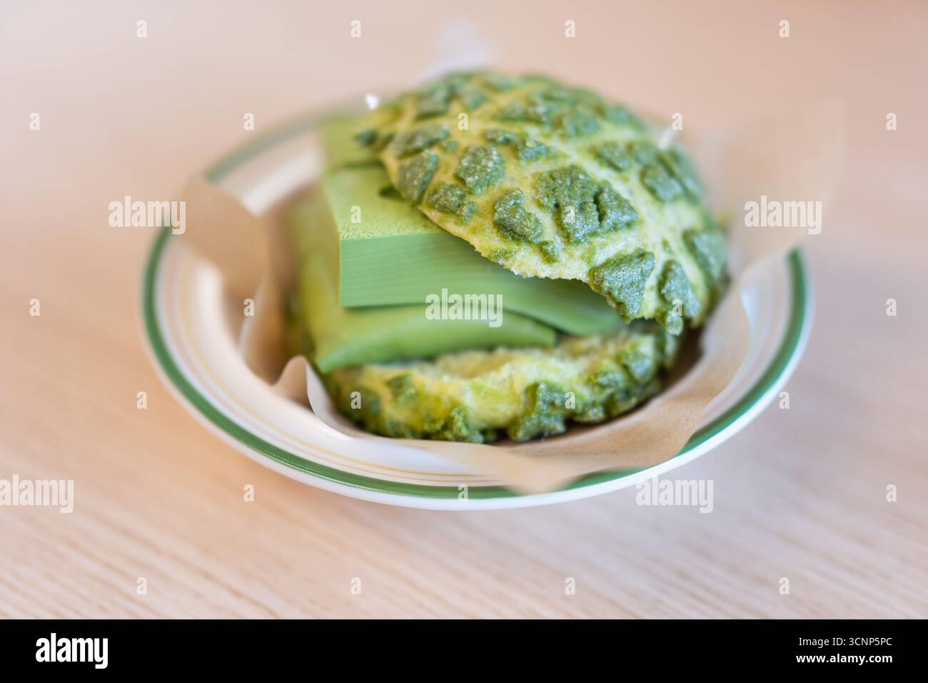 Torta di spugne verde con sapore matcha su un piatto - il Lago Occidentale a Huizhou, provincia del Guangdong, Cina, è un'attrazione turistica caratterizzata da un'architettura antica Foto Stock