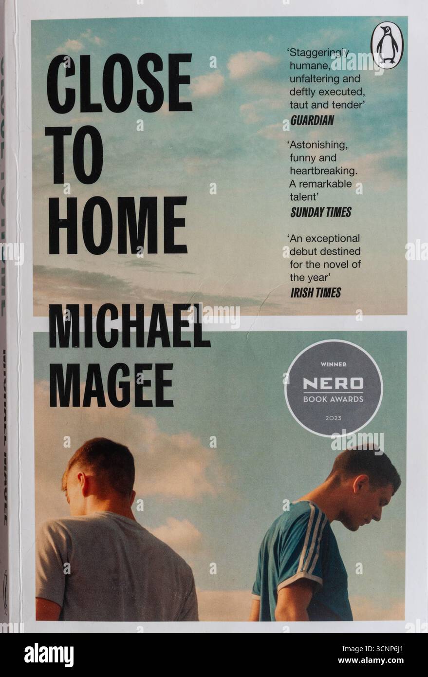 Close to Home libro cartaceo, un romanzo di Michael Magee Foto Stock