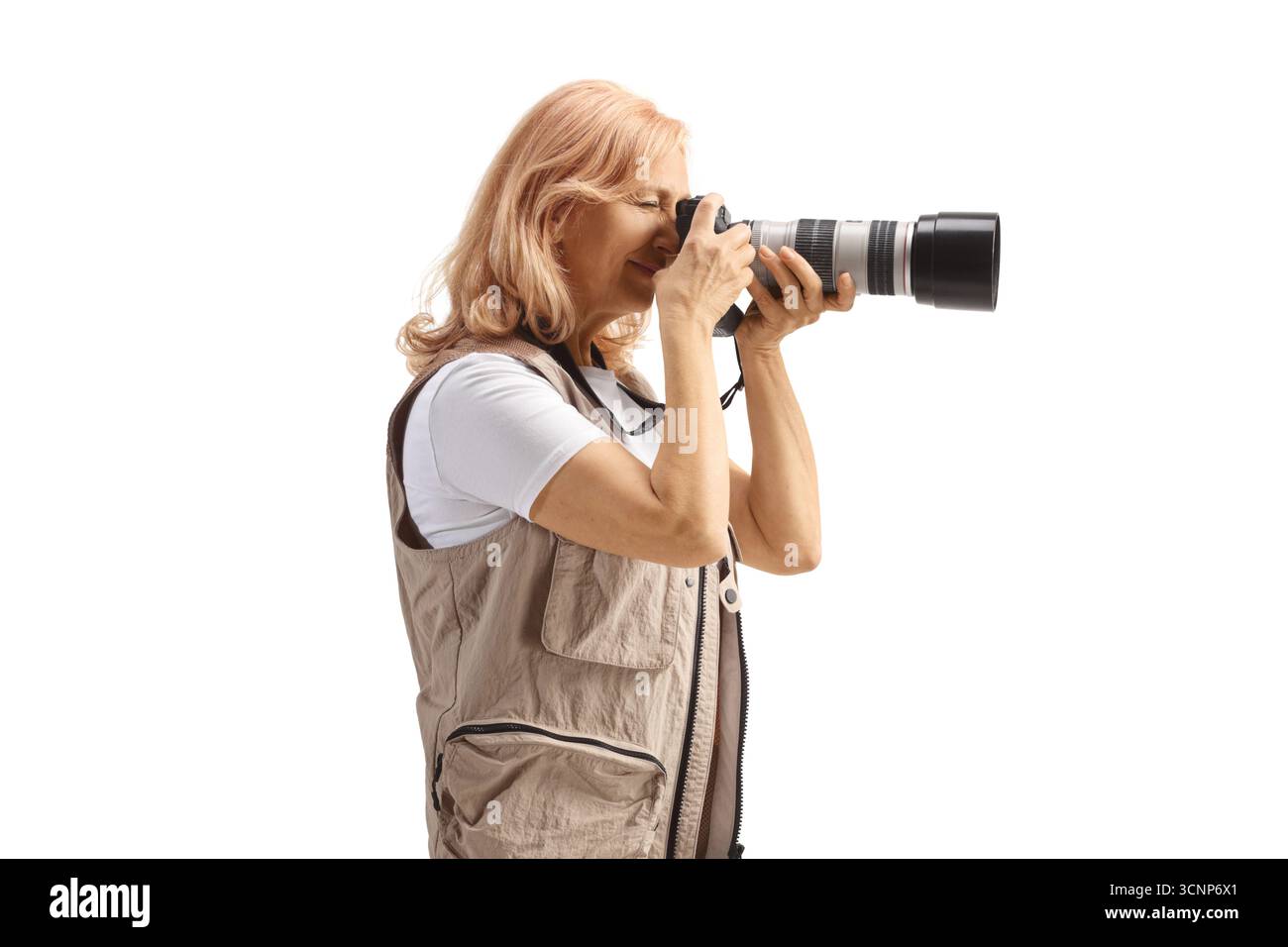 Fotoreporter che utilizza una fotocamera isolata su sfondo bianco Foto Stock
