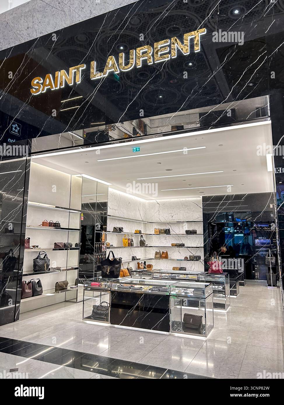 Aeroporto di Roissy, centro commerciale interno, negozi di lusso, frontali, esposizione, "Yves Saint Laurent » Interior Design (Kering Corporation) Foto Stock