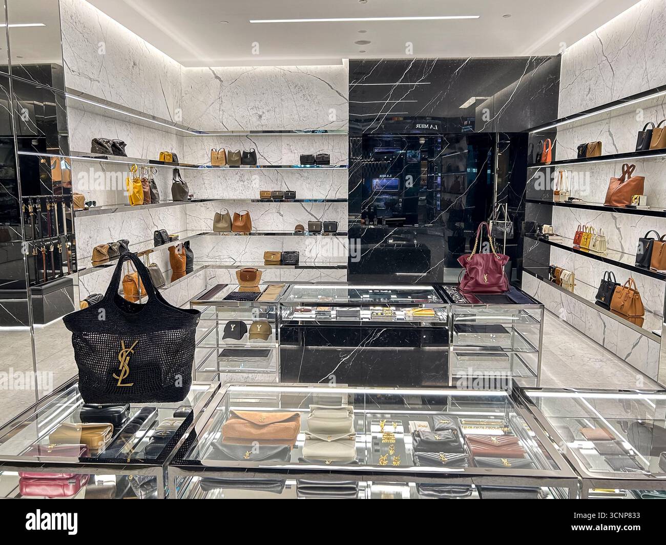 Aeroporto di Roissy, centro commerciale interno, negozi di lusso, frontali, esposizione, "Yves Saint Laurent » Interior Design (Kering Corporation) Foto Stock