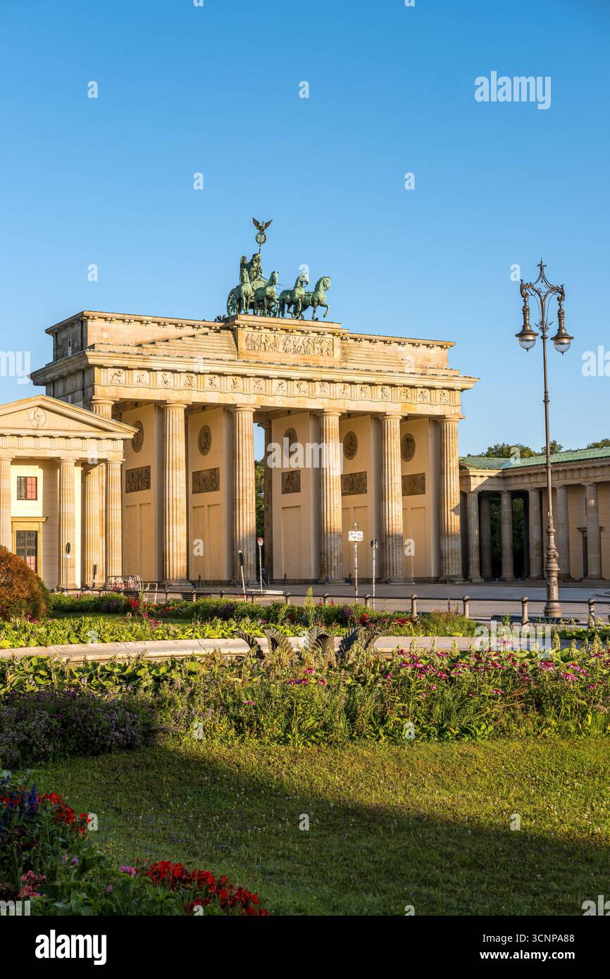 L'iconico Brandenburger Tor di Berlino in una mattinata di sole senza persone Foto Stock