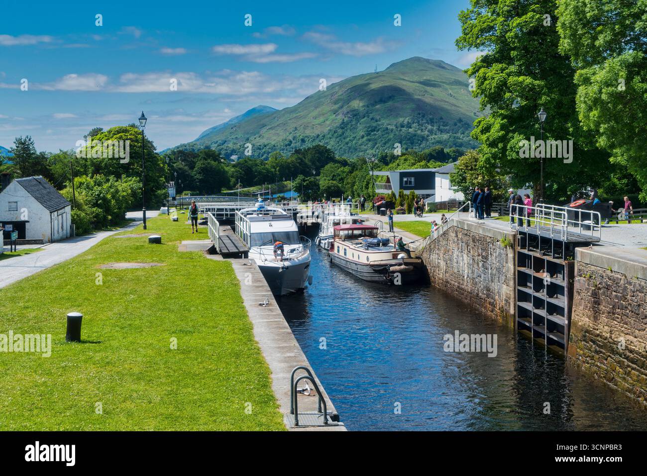 Guardando a nord lungo il canale Caledonian a Corpach, A830, vicino a Fort William. La fotografia mostra parte di una serie di chiuse del canale chiamate scalinata Neptunes. Foto Stock