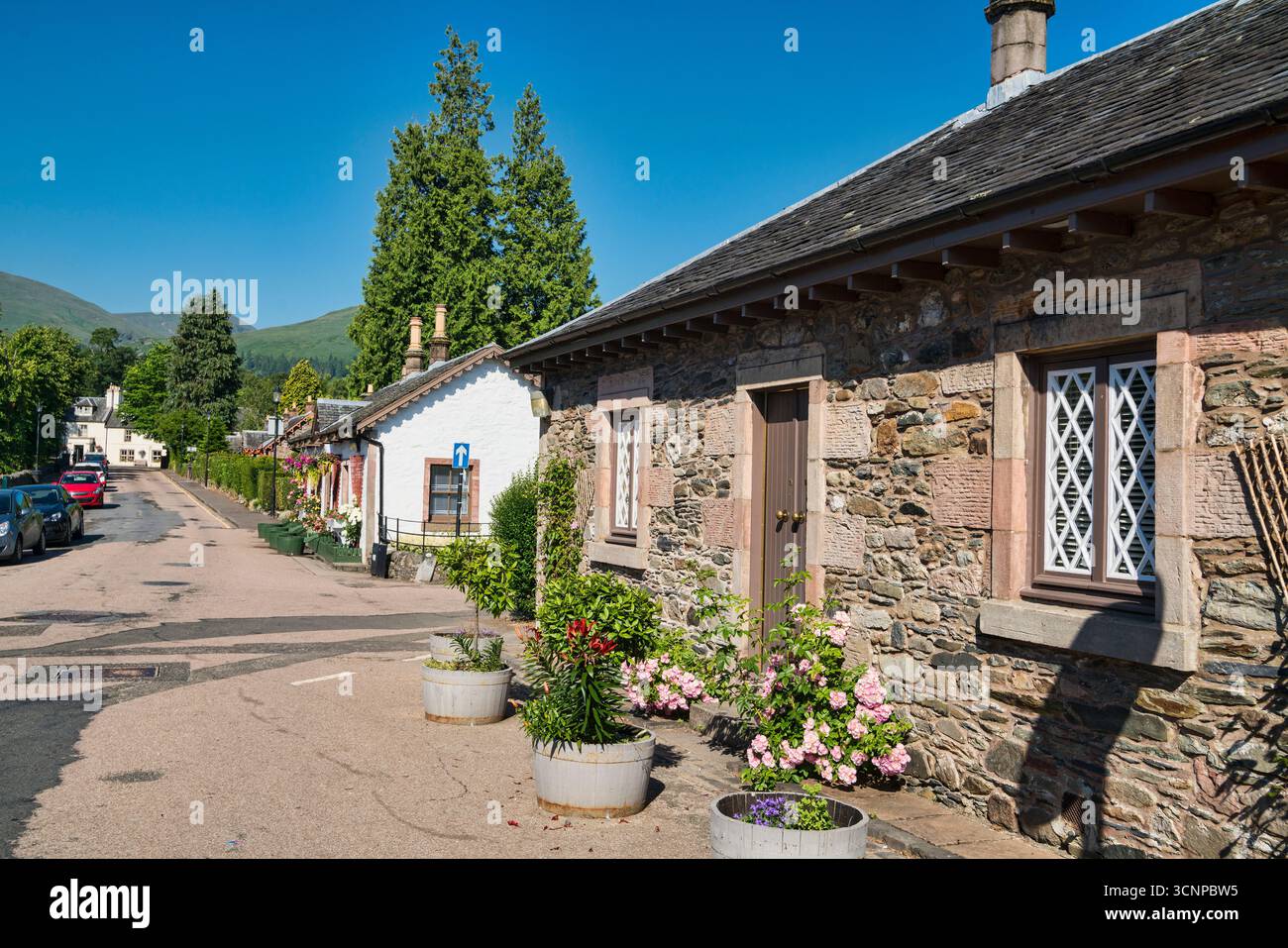 Belle case storiche e famose nel pittoresco villaggio di Luss, sul lato occidentale di Loch Lomond. Parco nazionale di Loch lomond e Trossachs, Foto Stock