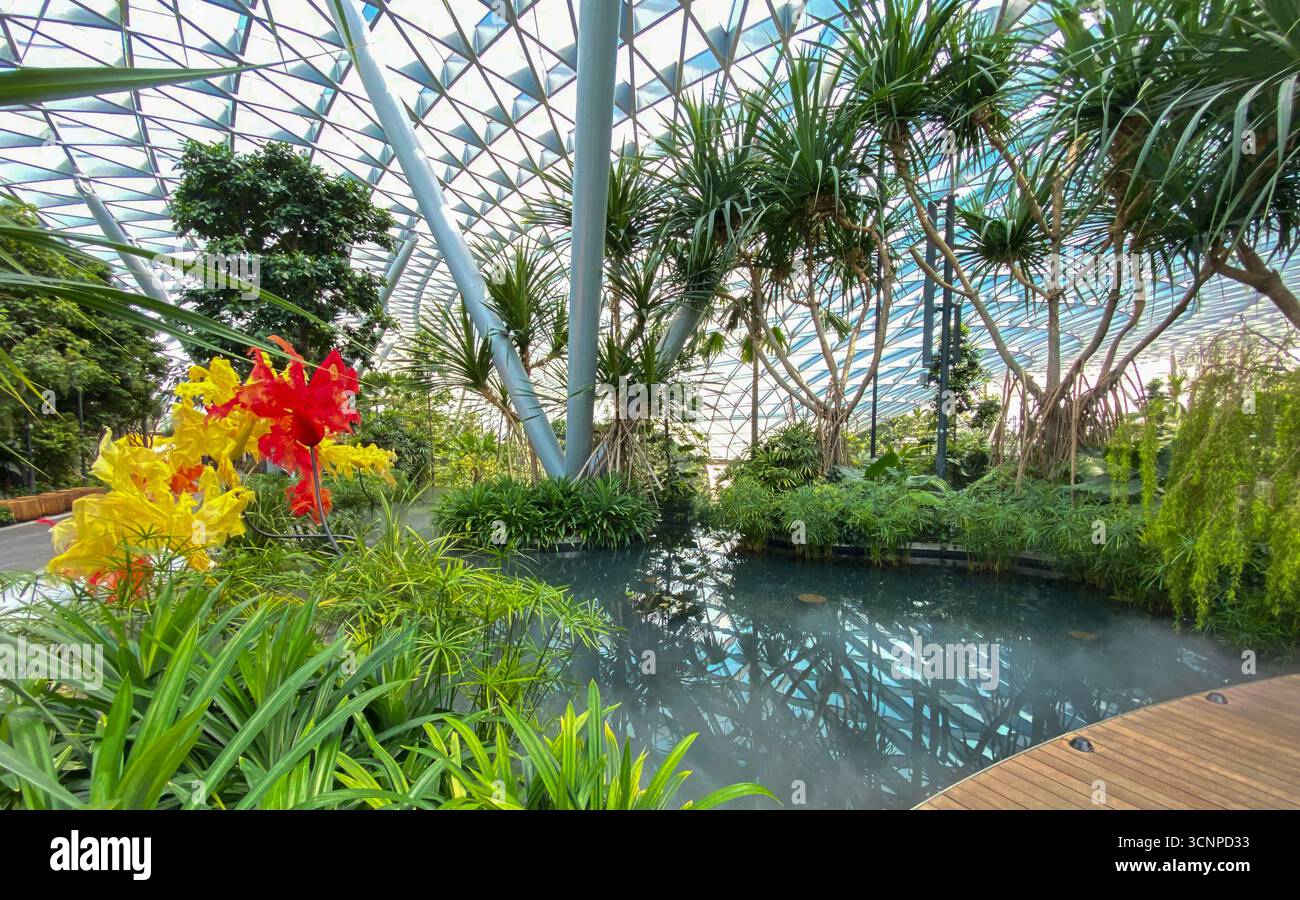 Ingresso principale per i visitatori ai Jewel Blooms, decorati con fiori di plastica colorati e festeggiati all'ultimo piano che circolano tra i più alti del mondo - Immagine stock catturata con smartphone