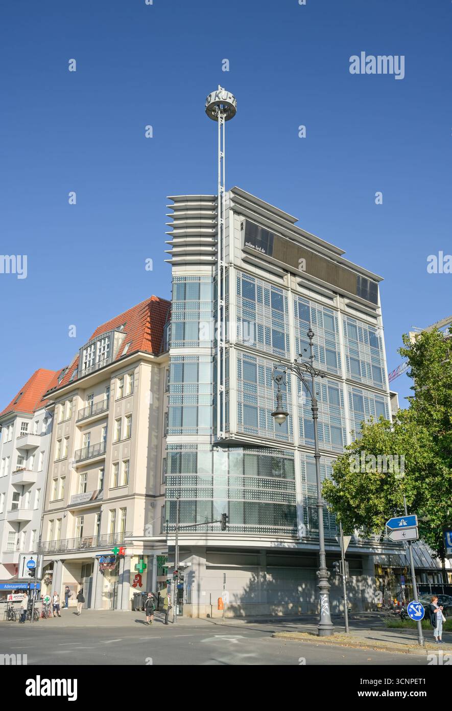 Bürogebäude am Adenauerplatz, Handtuchhaus von Helmut Jahn, Kurfürstendamm, Charlottenburg, Bezirk Charlottenburg-Wilmersdorf, Berlino, Deutschland *** edificio per uffici in Adenauerplatz, casa asciugamani di Helmut Jahn, Kurfürstendamm, Charlottenburg, Charlottenburg Wilmersdorf District, Berlino, Germania Foto Stock