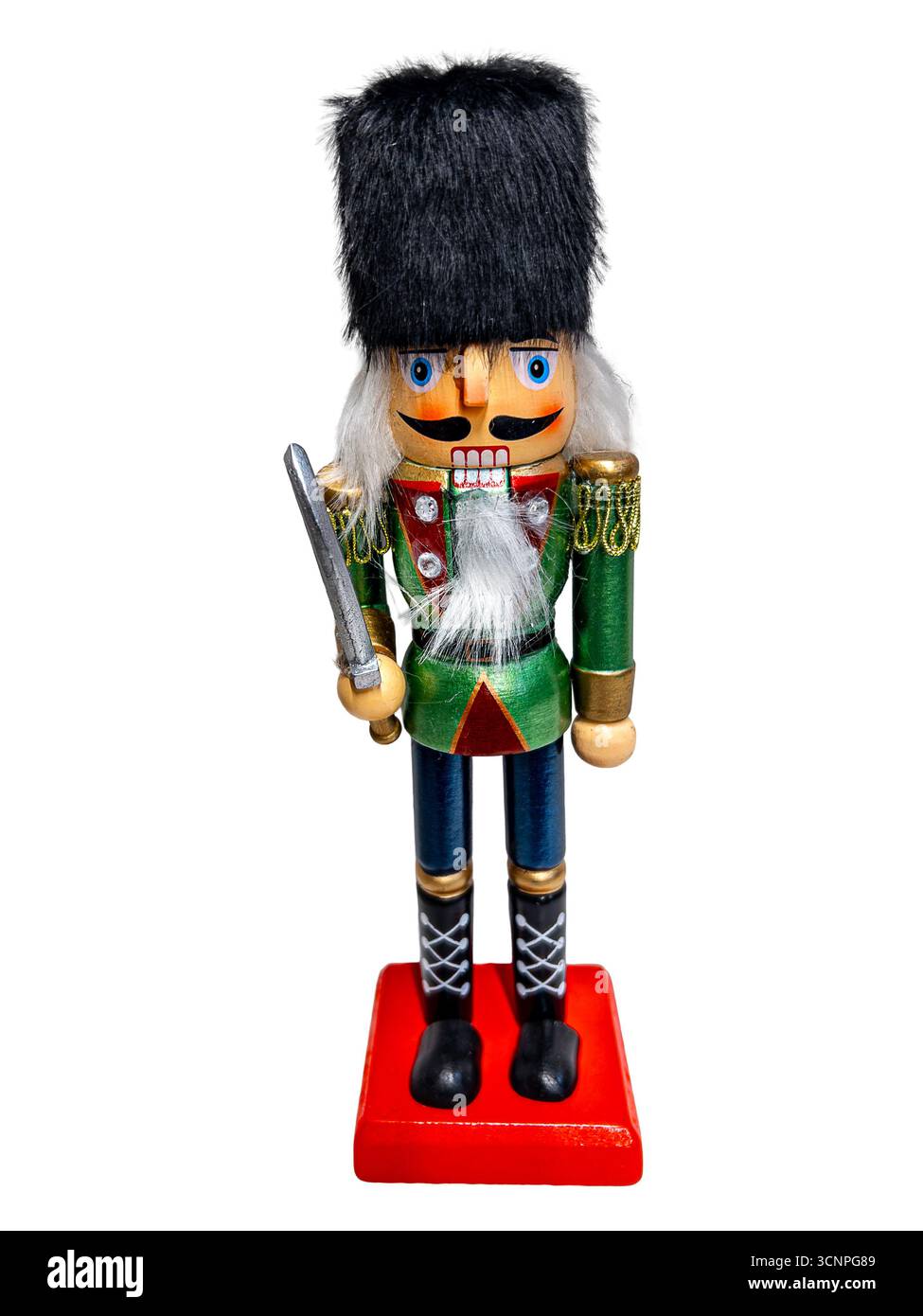 Soldato schiaccianoci in uniforme con spada tradizionale statuetta in legno del periodo natalizio isolata sul bianco con percorso di ritaglio incluso Foto Stock