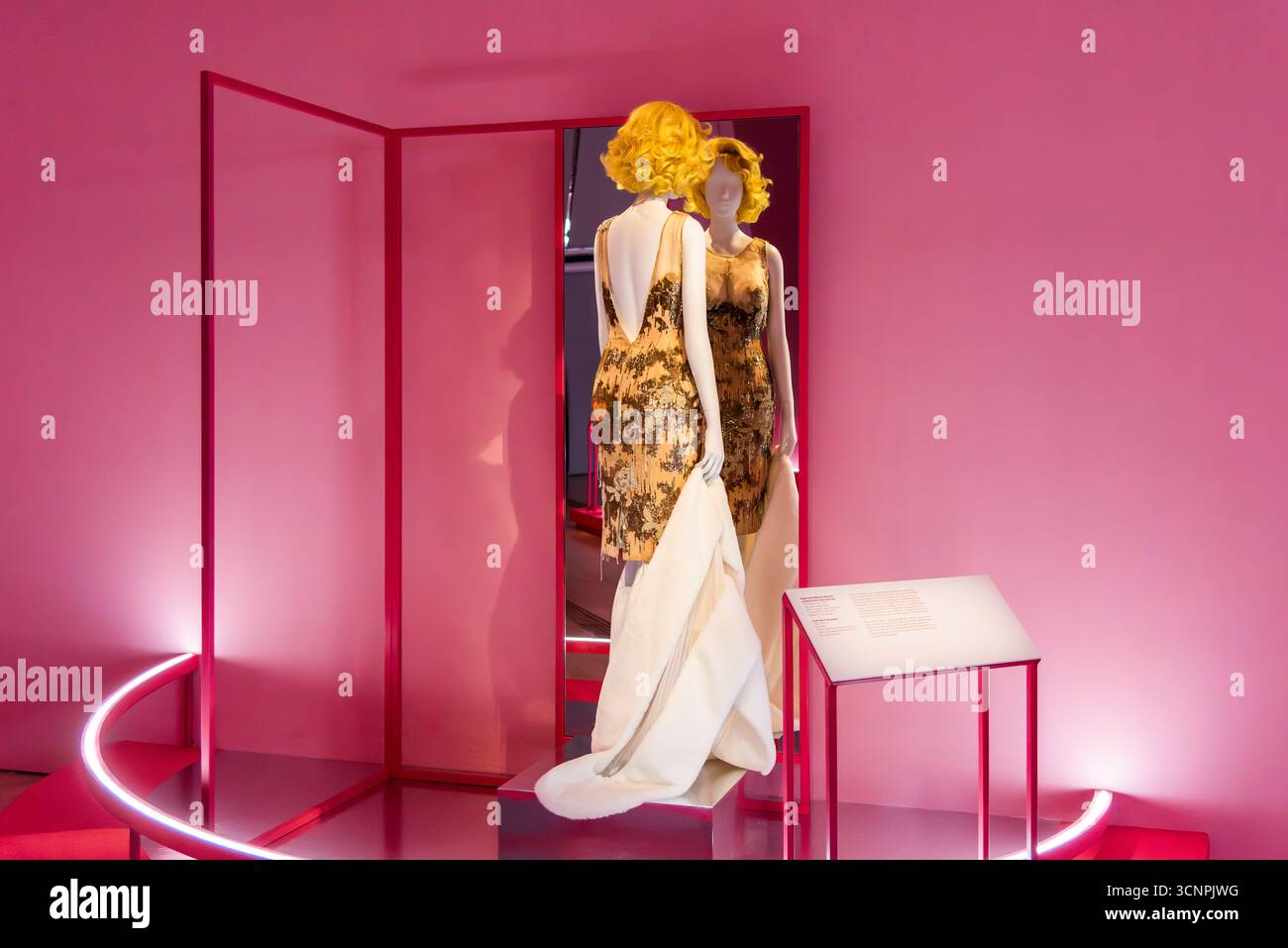 SINGAPORE - l'abito di Sugar Kane (Marilyn Monroe) nel film "Some Like IT Hot" (1959) in mostra a "Goddess: Brave, Bold, Beautiful" di ACMI. Foto Stock