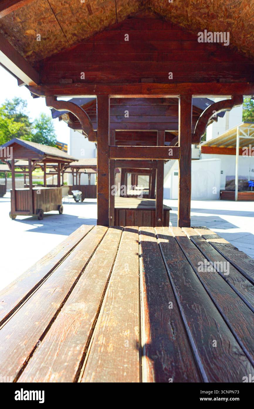 Carrelli di legno vuoti. Simbolo di mercato all'aperto, fiere dell'artigianato, eventi della comunità. Concetti di opportunità commerciali, commercio locale e spazi artigianali Foto Stock