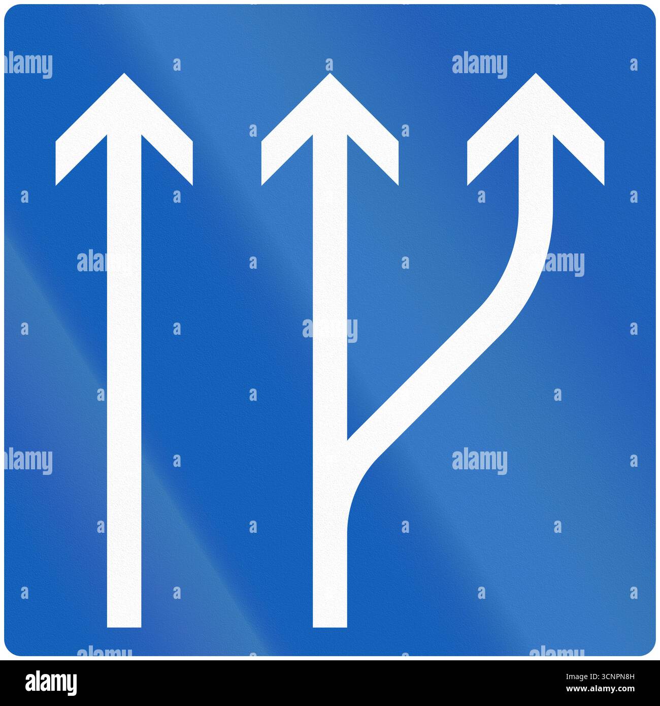 Cartello stradale per la Finlandia - informazioni sulla corsia con la nuova corsia sulla destra. Foto Stock