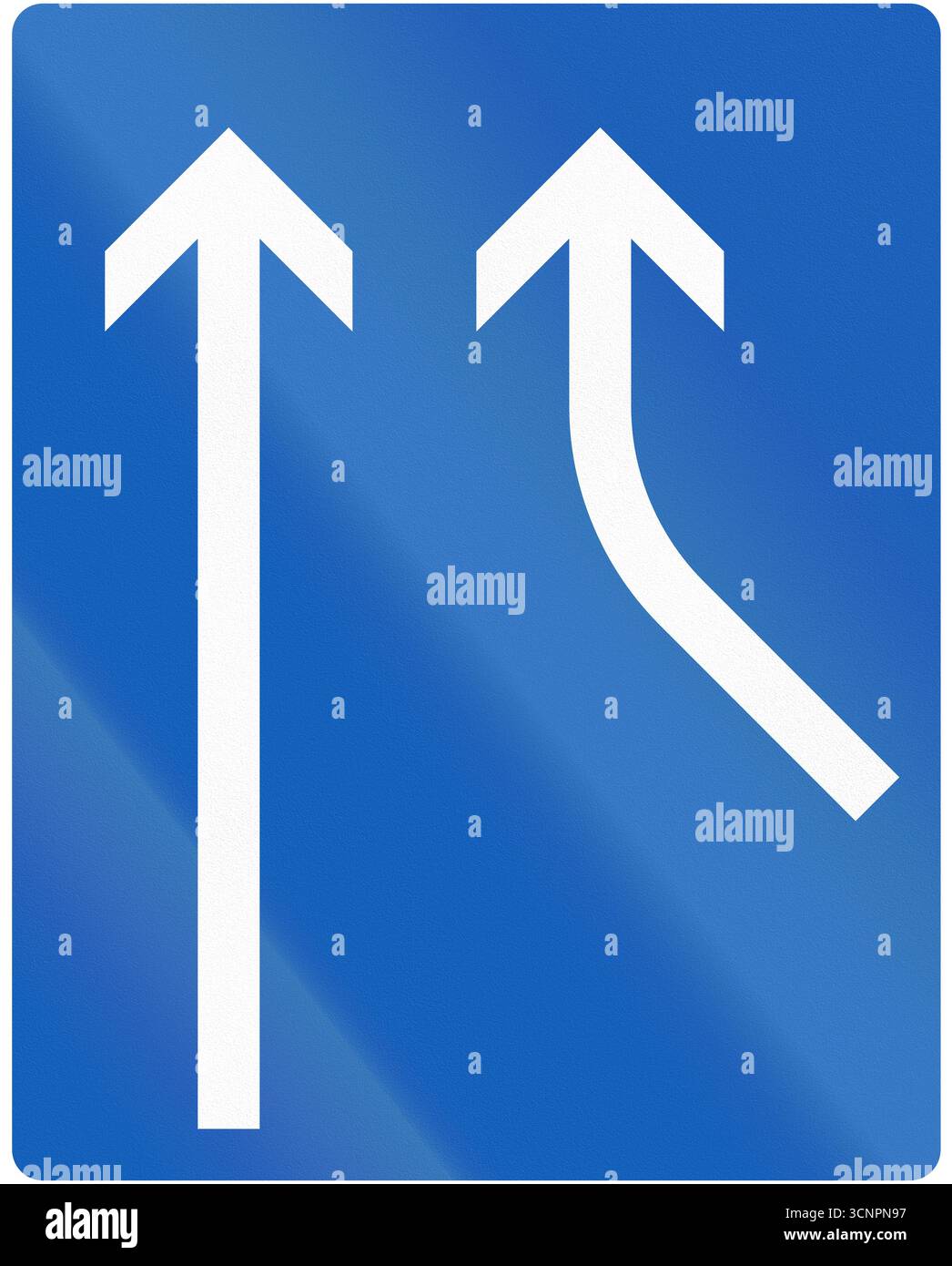 Segnale stradale per la Finlandia - informazioni sulla corsia - corsia aggiuntiva dalla destra. Foto Stock