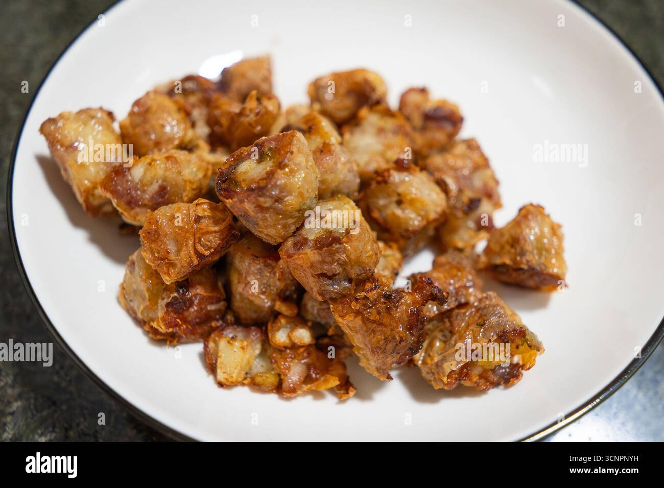 Pezzi di pollo fritti su un piatto bianco - il Lago Occidentale a Huizhou, provincia del Guangdong, Cina, è un'attrazione turistica caratterizzata da un'architettura antica Foto Stock