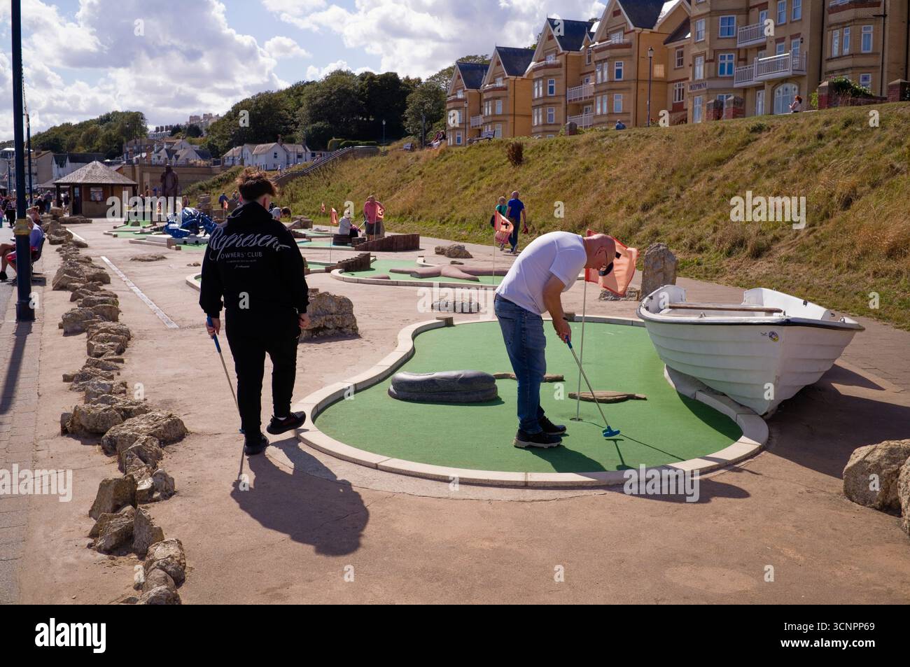 Gente che gioca a golf pazzo al Filey nel North Yorkshire Foto Stock