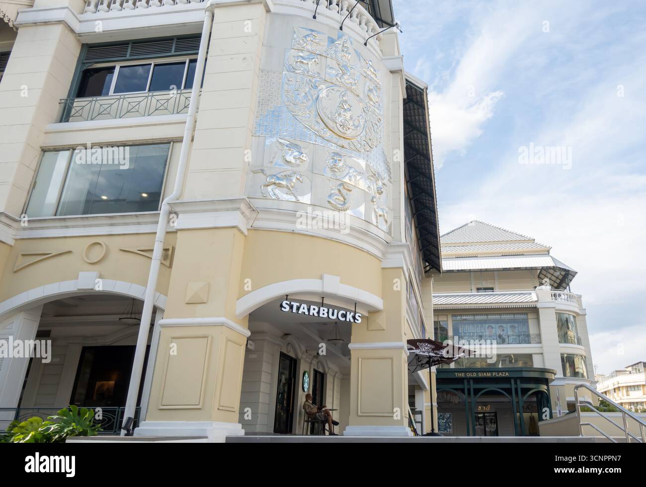 Starbucks Coffee Shop situato presso l'Old Siam Plaza di Bangkok, Thailandia Foto Stock