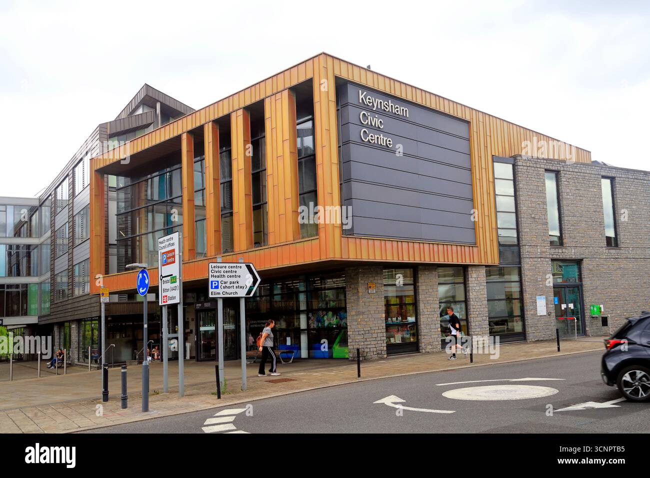 Edificio del centro amministrativo di Keynsham, centro città di Keynsham, Somerset, Inghilterra occidentale. Data: Luglio 2025. Estate Foto Stock