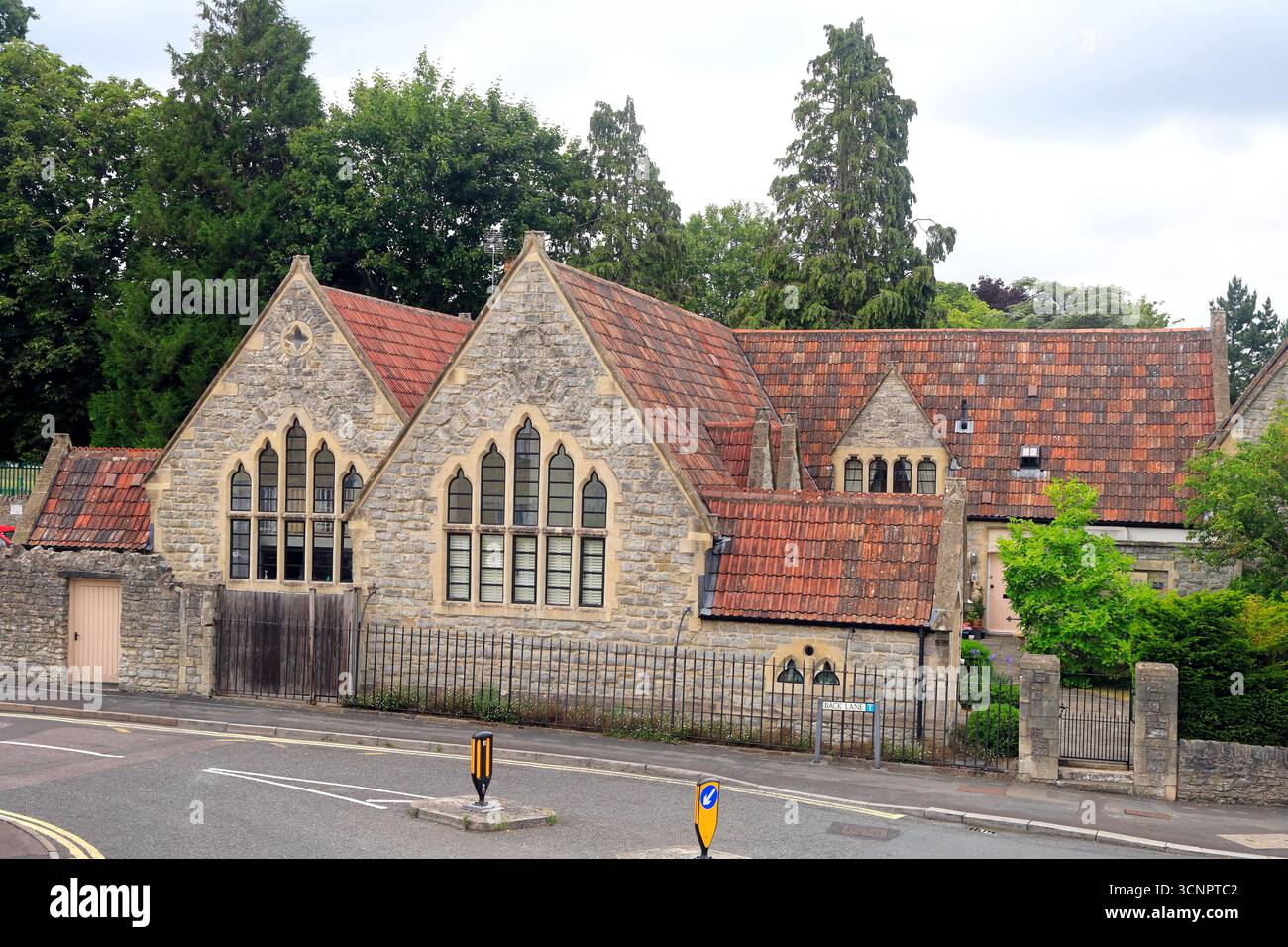 Temple County Primary School Victorian Building, Bath Hill, Keynsham, Somerset, Inghilterra occidentale. Preso a luglio Foto Stock