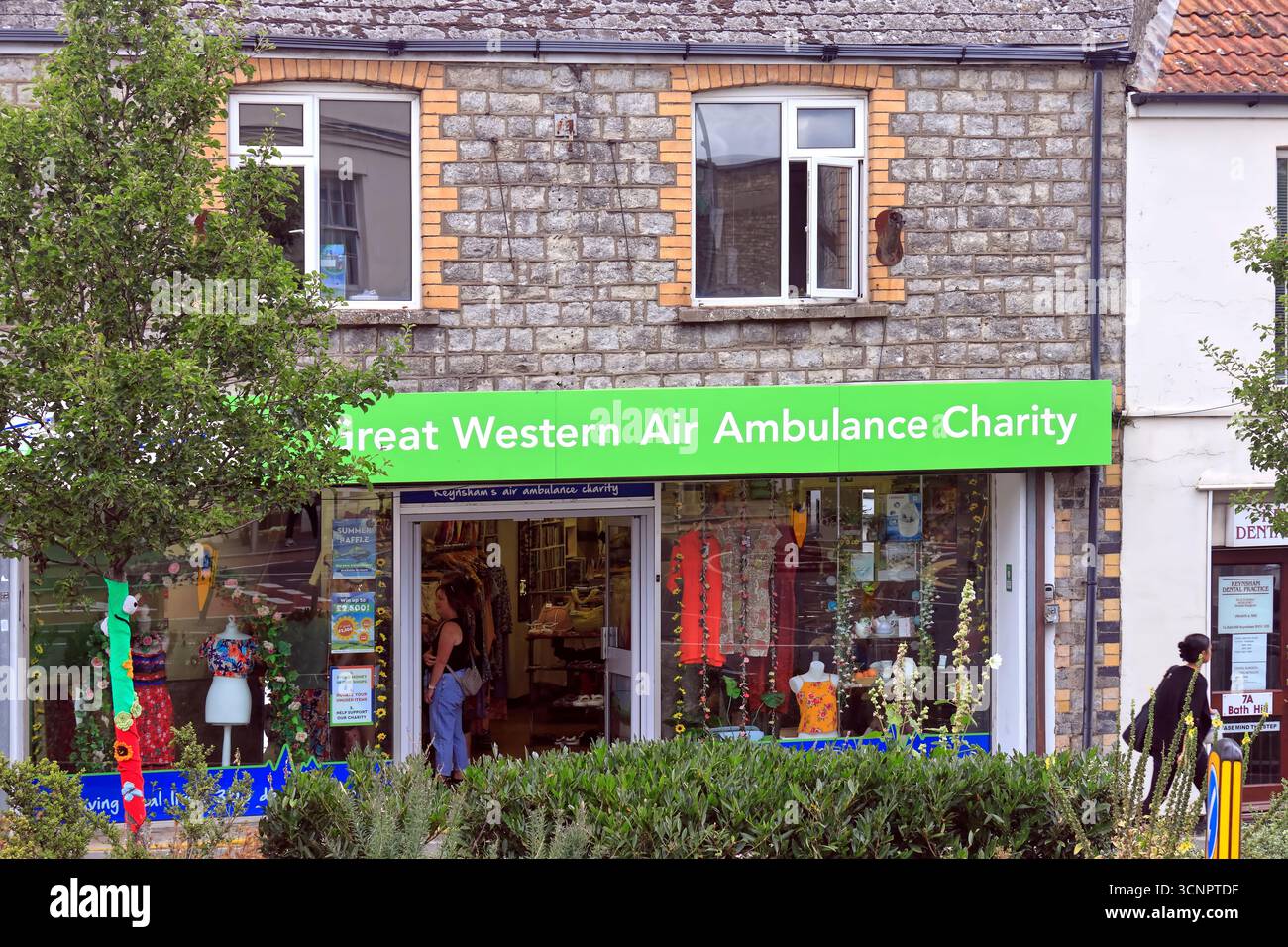 Negozio di beneficenza Great Western Air Ambulance, Keynsham High Street, Somerset, Inghilterra occidentale. Data: Luglio 2025. Estate Foto Stock