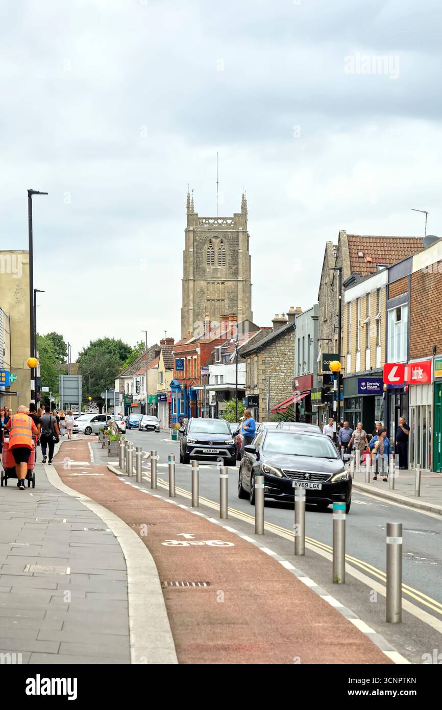 Keynsham High Street, Somerset, Inghilterra occidentale. Data: Luglio 2025. Estate Foto Stock