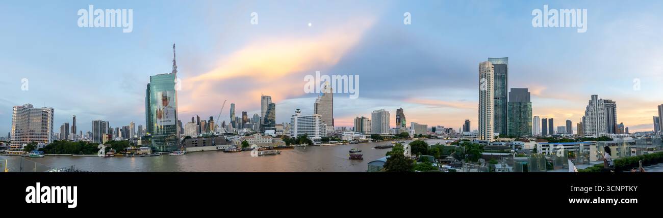 Vista panoramica di Bangkok, fiume Chao Phraya, Sathon, scraper, paesaggio urbano, Thailandia. Visto dal centro commerciale Iconsiam Foto Stock