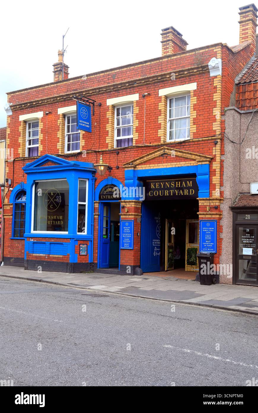 Keynsham Courtyard Bar Keynsham High Street, Somerset, Inghilterra occidentale. Data: Luglio 2025. Estate Foto Stock