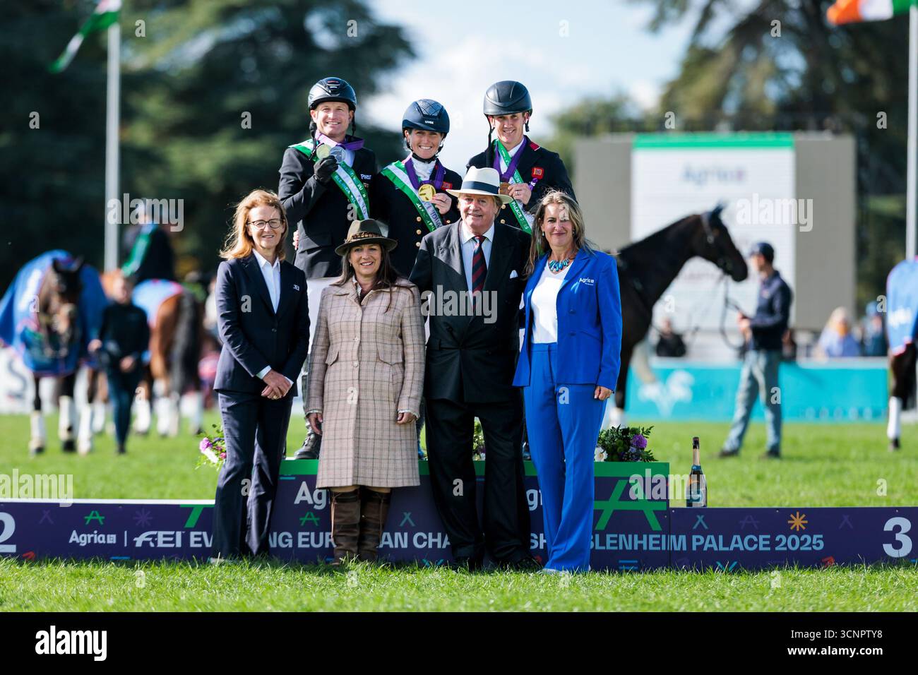 Woodstock, Oxfordshire, Regno Unito. 21 settembre 2025. Singoli top three riders (L-R) secondo Michael Jung, vincitrice Laura Collett, terzo Tom McEwen con (in prima fila, L-R) Dr Jenny Hall, presidente del comitato veterinario FEI, Katrina Midgley, Event Director, Charles James Spencer-Churchill, dodicesimo duca di Marlborough, Vicki Wentworth, Managing Director di Agria UK durante la cerimonia di premiazione al campionato europeo Agria FEI Eventing a Blening a Blenborough, Regno Unito, 2025 settembre foto MaximyMIMD Foto Stock